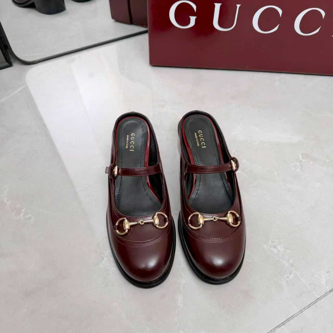 NO:789598,Slippers and shoes Gucci / Gucci 26 early spring G family’s main series is finally available, the products are worth looking forward to!  Purchasing agent level!  Retro and fashionable, easy to wear and stunning on your feet!  The official website recommends open-edge beads on the upper, lining: imported sheepskin lining, genuine leather outsole, 4cm heel height, shoe size: 35-40 (41.42 can be customized), loafers and half-slippers, gucci, gucci, gucci, loafers, slippers, sheepskin, Leather soles19860909拖鞋 单鞋 Gucci /古驰 26早春G家主打系列终于面世,狠货值得期待！代购级别！复古又时髦 穿搭简便 上脚美炸了！官网主推 鞋面开边珠  内里: 进口羊皮里 大底真皮大底 跟高4cm 鞋码: 35-40（41.42可定制）,乐福鞋半拖,gucci,gucci,gucci,loafers,slippers,sheepskin,Leather soles,Women's Shoes