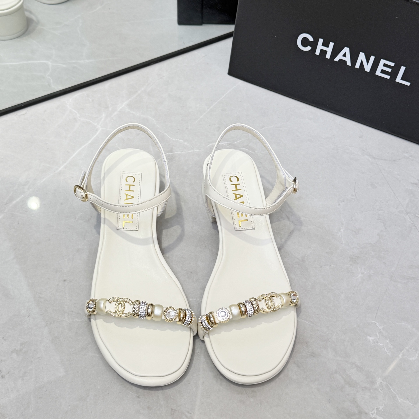 NO:789592,Chanel/Chanel 26 spring and summer one-word sandals with rhinestones, cowhide upper, sheepskin lining, leather outsole (height 3.5cm) Size: 35-42, sandals, chanel, chanel, sandals, cowhide, sheepskin, Leather soles19860909Chanel/香奈儿 26春夏一字带水钻凉鞋 鞋面牛皮 内里羊皮 大底真皮大底（底高3.5cm） Size:35-42,凉鞋,chanel,chanel,sandals,cowhide,sheepskin,Leather soles,Women's Shoes