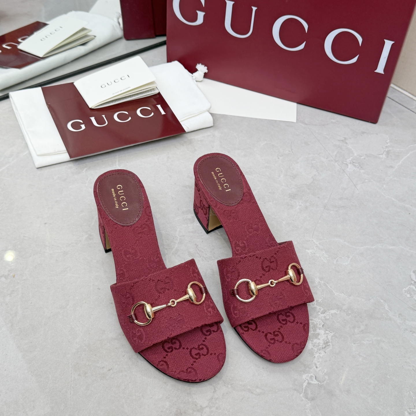 NO:786359,Gucci/Gucci 26ss latest slippers. This highly recognizable classic horsebit detail shows a unique charm. The design combines traditional inspiration with modern versatile style, elegantly embellishes the shape. Fabric: cowhide/cloth. Lining. Padded sheepskin outsole. Genuine leather outsole. Heel height 5.5cm. Size 35-42 (41 42 customized, non-refundable). Slippers, gucci, gucci, slippers, cowhide, sheepskin, Leather.  soles19860909Gucci/古驰 26ss最新拖鞋 这款颇具辨识度 经典马衔扣细节,尽显别样魅力,设计融合传统灵感与现代百搭风格,优雅点缀造型 面料 牛皮/布 内里 垫脚羊皮 大底真皮大底 跟高5.5cm 码数35-42（41 42订制不退换）,拖鞋,gucci,gucci,slippers,cowhide,sheepskin,Leather soles,Women's Shoes