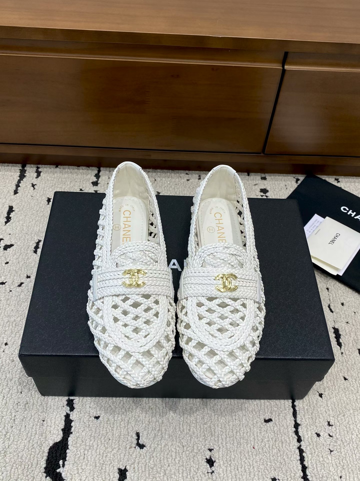 NO:786352,Chanel/Xiaoxiang 26SS new early spring woven loafers. This pair is really a treasure of this summer. You can't take your eyes away at a glance. The hollow woven design with its own transparent feeling directly brings the refreshing feeling of summer. The classic loafer shoe shape, coupled with the iconic metal buckle, is low-key and noble, and the more you look at it, the more you look at it. It is light and comfortable on the feet, and there is no burden on the feet at all.  Walking steadily, it can be used for daily commuting, shopping and walking, and short trips, and the feet will not be tired after long-term wear. Woven upper, sheepskin lining, genuine leather outsole, size 35-41 (customized for 41), loafers, half-slippers, chanel, loafers, sheepskin, Leather soles19860909Chanel/小香26SS早春新款编织乐福鞋 这双真的是今年夏天的宝藏款,一眼就挪不开眼. 自带通透感的镂空编织设计,把夏日的清爽感直接拉满.经典的乐福鞋型,加上标志性的金属扣,低调又显贵,越看越有味道. 上脚轻盈又舒服,完全没有闷脚的负担感. 走路稳稳当当,日常通勤、逛街散步、短途出游都能hold住,久穿也不累脚. 鞋面编织 内里羊皮 大底真皮大底 size35-41（41定制）,乐福鞋半拖,chanel,loafers,sheepskin,Leather soles,Women's Shoes