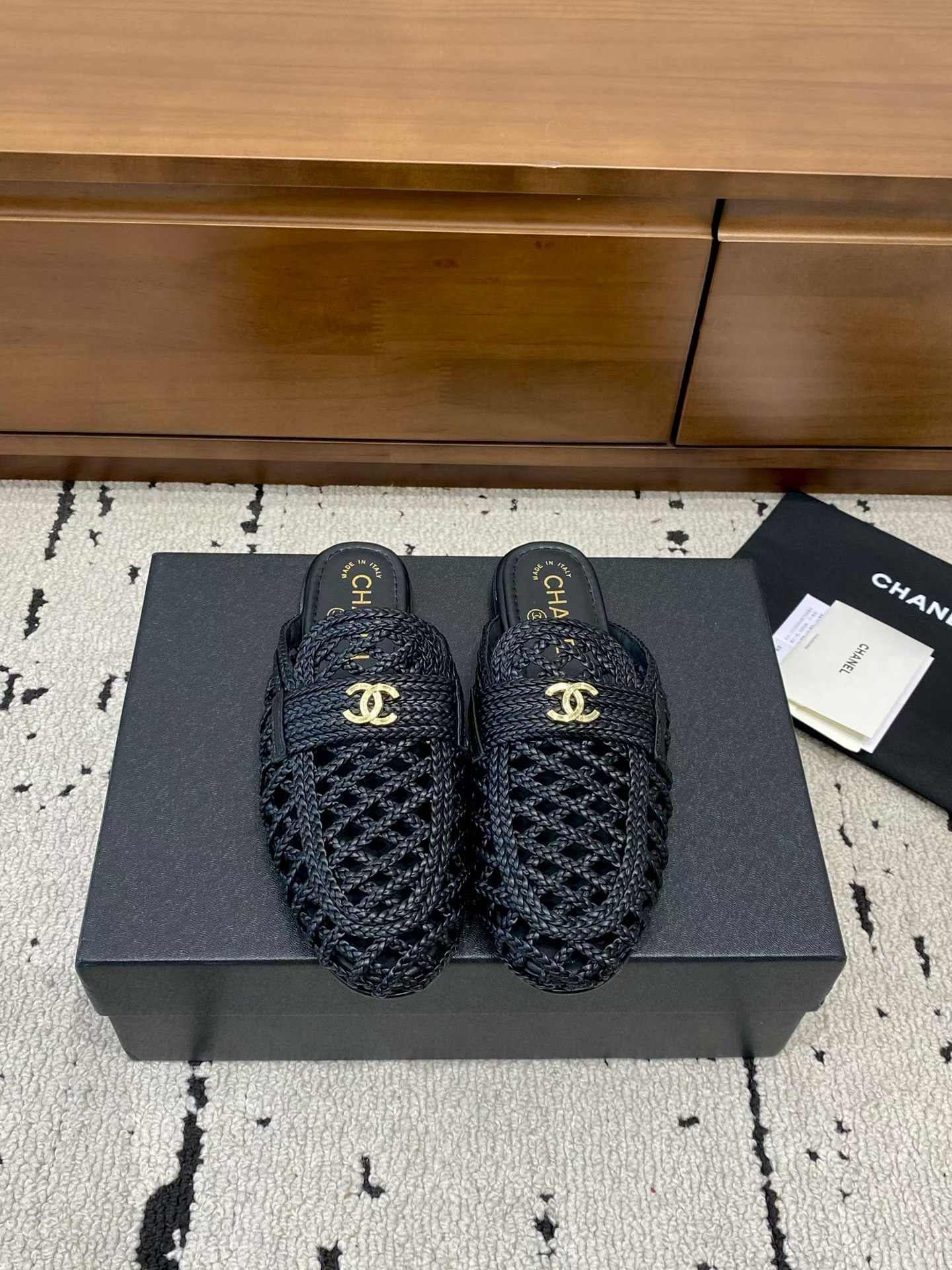 NO:786355,Chanel/Xiaoxiang 26SS early spring new woven Mule slippers. The summer-limited gentleness and high-end are perfectly matched by this pair of Mule slippers. The hollow weaving process outlines a casual and exquisite outline, and the classic metal buckle details highlight the texture of low-key luxury. The design of the Mule slippers easily frees the heel, making daily walking light and comfortable without any sense of restraint.  Black and white classic colors are available, easily adaptable to various styles. It is an all-purpose formula for daily outings. Wear the freshness and elegance of summer on your feet. This pair of Chanel woven mules are an indispensable classic in the shoe cabinet. Woven upper, sheepskin lining, genuine leather outsole, size 35-41 (41 customized), loafers and half slippers, chanel, chanel, loafers, sheepskin, Leather soles19860909Chanel/小香26SS早春新款编织穆勒拖 夏日限定的温柔与高级,被这双穆勒拖拿捏得刚刚好.镂空编织工艺,勾勒出随性又精致的轮廓,经典金属扣细节,彰显低调奢华的质感.穆勒拖的设计,轻松解放脚后跟,日常行走轻盈舒适,没有任何束缚感. 黑白经典色可选,轻松适配各种穿搭风格,是日常出街的万能搭配公式.把夏日的清爽与优雅穿在脚上,这双香奈儿编织穆勒拖,是鞋柜里不可或缺的经典款. 鞋面编织 内里羊皮 大底真皮大底 size35-41（41定制）,乐福鞋半拖,chanel,chanel,loafers,sheepskin,Leather soles,Women's Shoes