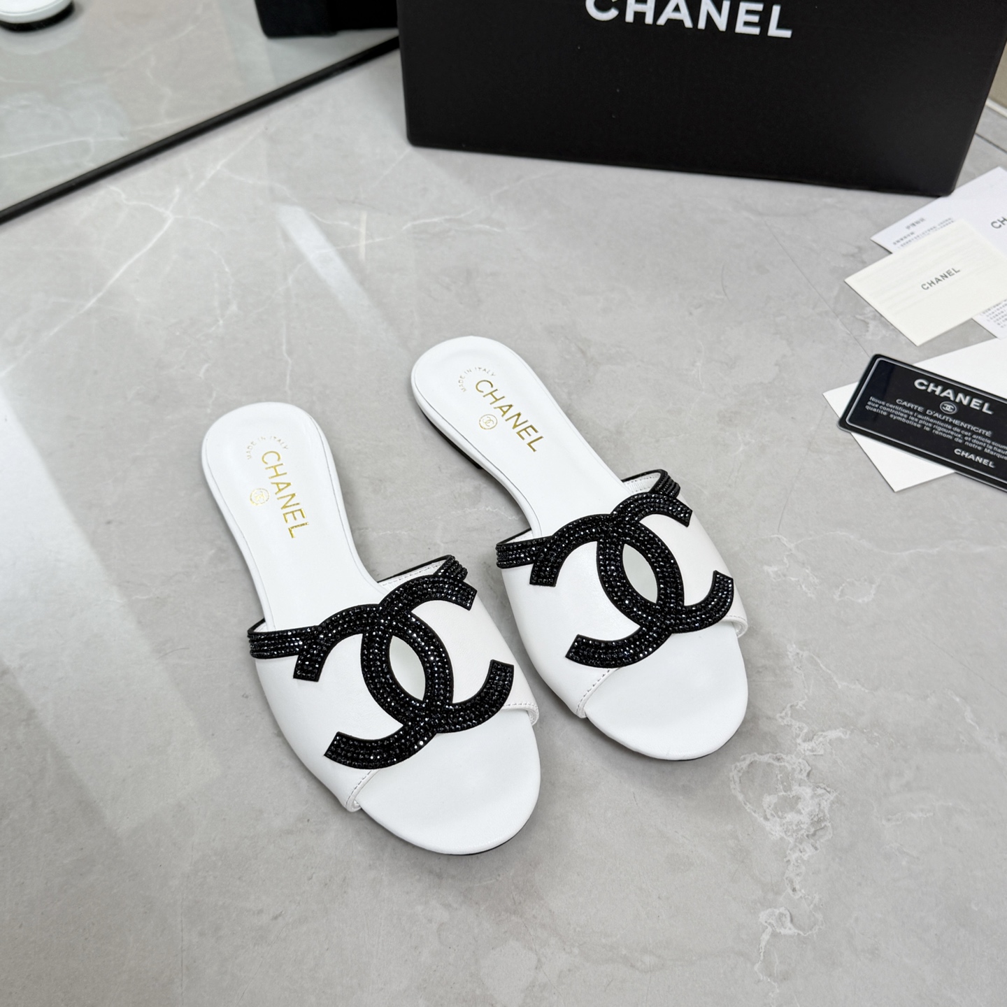NO:870934,Drill-face Chanel/Chanel 26 summer color-blocked double-C Mier slippers, upper sheepskin, inner sheepskin, leather outsole, high flat heel/medium heel 4.5c m Size: 35-41 (41 customized), slippers, chanel, chanel, slippers, sheepskin, Leather soles19860909钻面款 Chanel/香奈儿 26年夏季拼色双c蜜儿拖鞋 鞋面羊皮 内里羊皮 大底真皮大底 跟高平跟/中跟4.5c m Size:35-41（41定做）,拖鞋,chanel,chanel,slippers,sheepskin,Leather soles,Women's Shoes