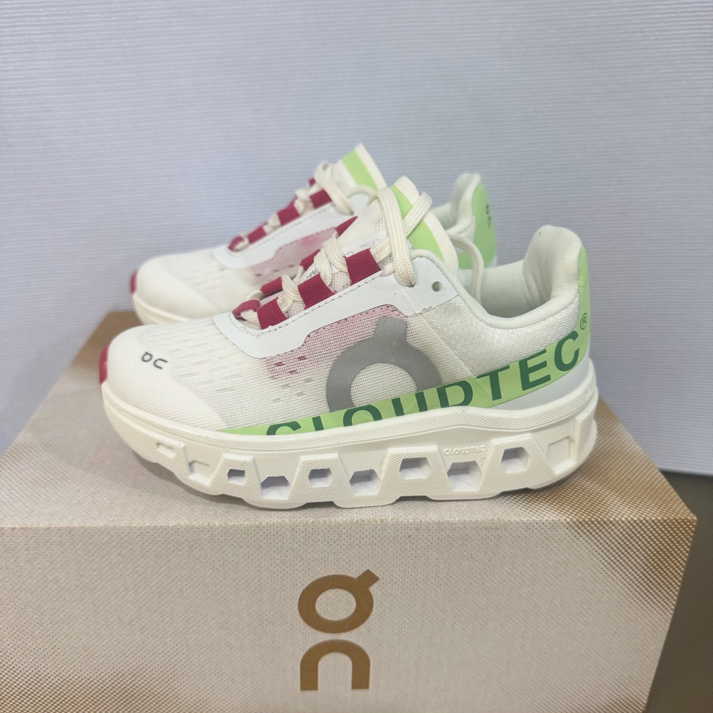 图片[2]-昂跑ON Cloudmonster 小怪兽童鞋❗️28–37 On CloudMonster 2 昂跑小怪兽2代以网球为灵感的运动休闲鞋，大胆的复古外观与革新科技融合，助力运动生活的活力探索，让你尽享全天候舒适；多层叠加的环保人造皮革打造富有质感的鞋面，结合缝线、透气孔细节，体现恰到好处的复古美学。多款配色打破网球场的固有规则，带来焕然一新的视觉享受-选品中心