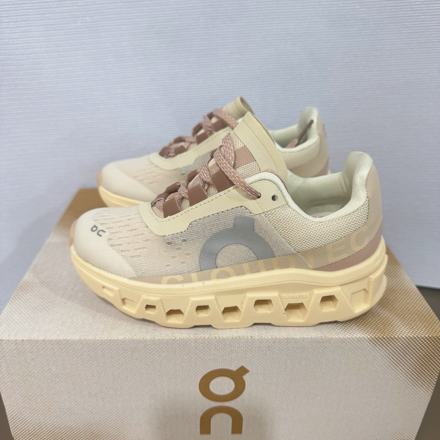 图片[9]-昂跑ON Cloudmonster 小怪兽童鞋❗️28–37 On CloudMonster 2 昂跑小怪兽2代以网球为灵感的运动休闲鞋，大胆的复古外观与革新科技融合，助力运动生活的活力探索，让你尽享全天候舒适；多层叠加的环保人造皮革打造富有质感的鞋面，结合缝线、透气孔细节，体现恰到好处的复古美学。多款配色打破网球场的固有规则，带来焕然一新的视觉享受-选品中心