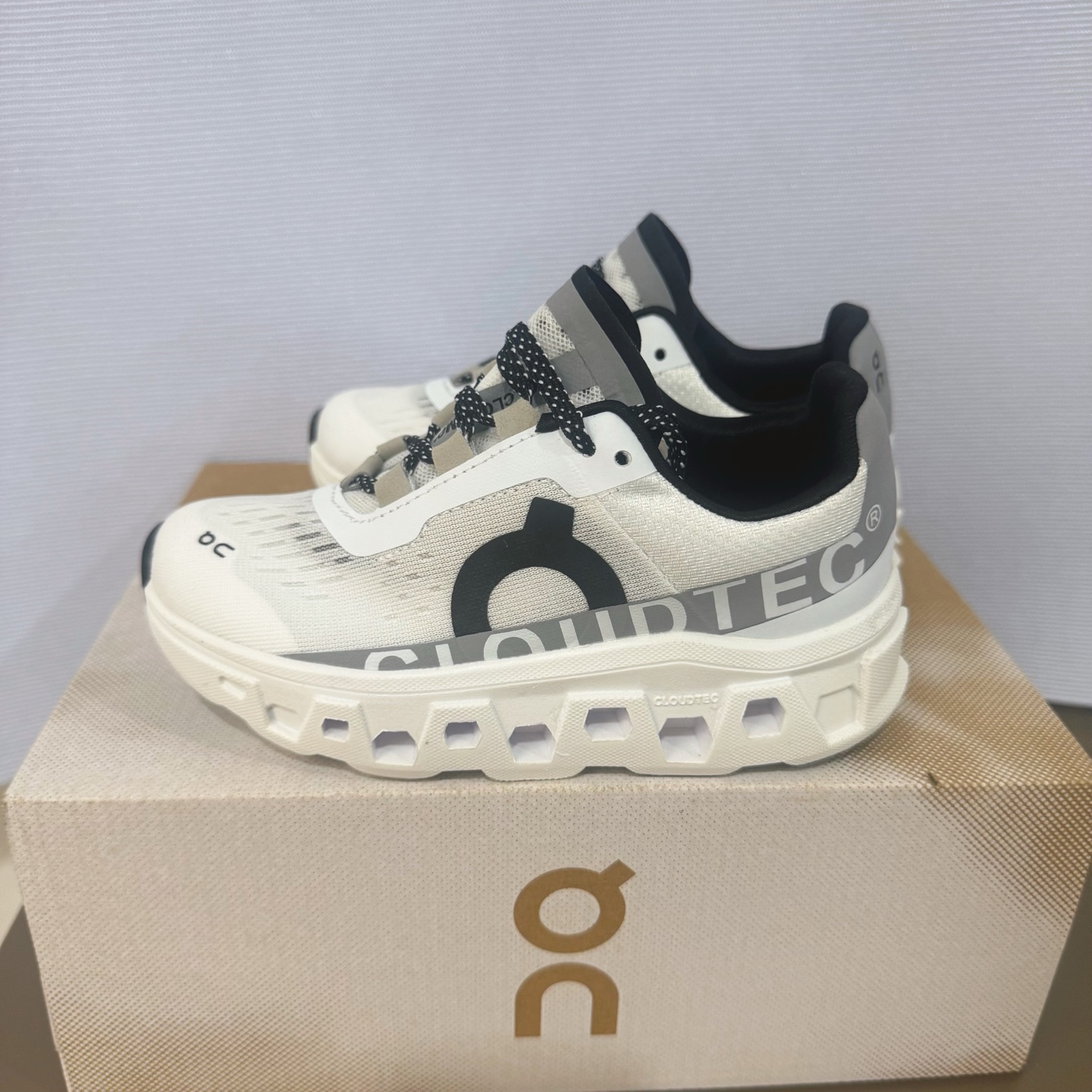 昂跑ON Cloudmonster 小怪兽童鞋❗️28–37 On CloudMonster 2 昂跑小怪兽2代以网球为灵感的运动休闲鞋,大胆的复古外观与革新科技融合,助力运动生活的活力探索,让你尽享全天候舒适;多层叠加的环保人造皮革打造富有质感的鞋面,结合缝线、透气孔细节,体现恰到好处的复古美学。多款配色打破网球场的固有规则,带来焕然一新的视觉享受-选品中心