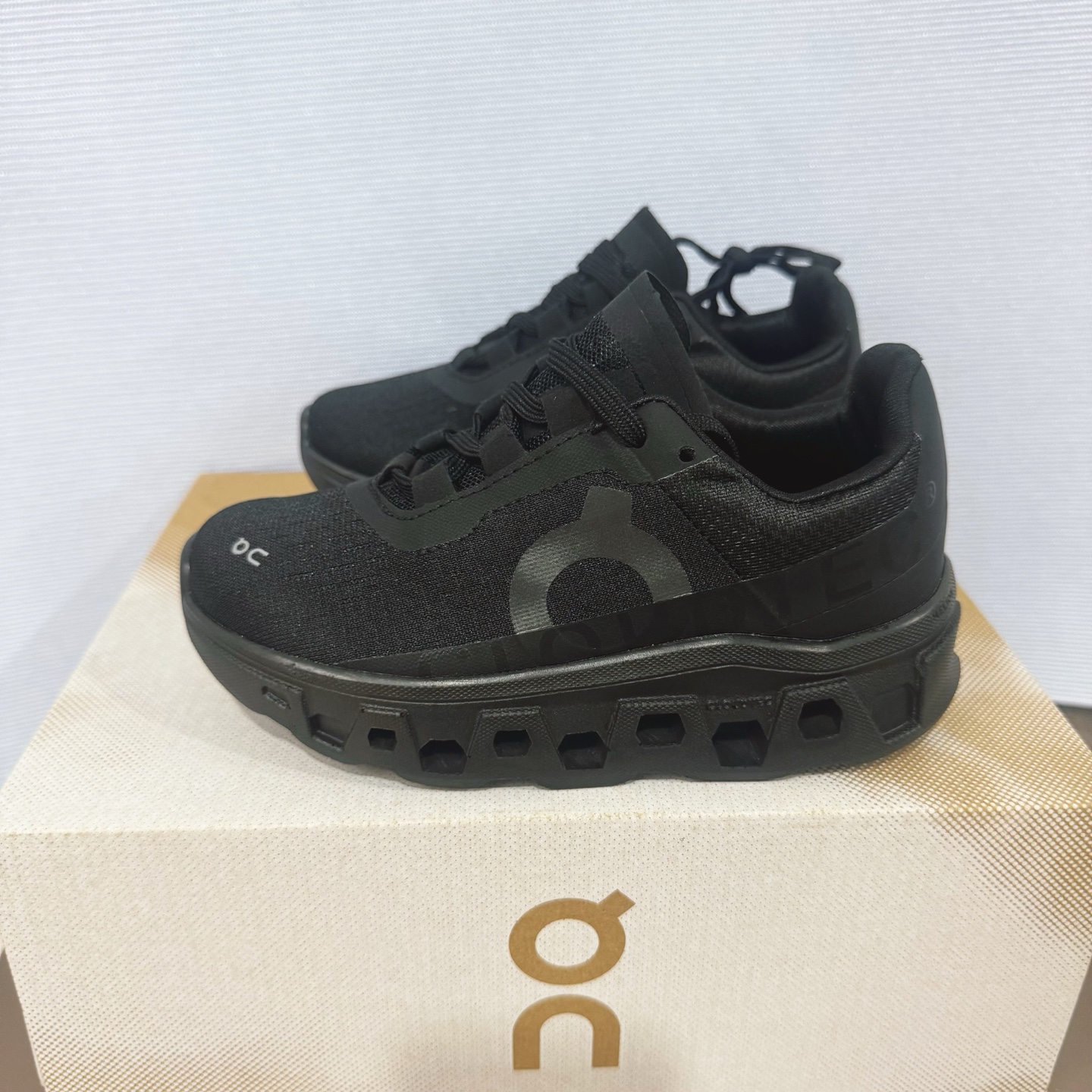 图片[6]-昂跑ON Cloudmonster 小怪兽童鞋❗️28–37 On CloudMonster 2 昂跑小怪兽2代以网球为灵感的运动休闲鞋，大胆的复古外观与革新科技融合，助力运动生活的活力探索，让你尽享全天候舒适；多层叠加的环保人造皮革打造富有质感的鞋面，结合缝线、透气孔细节，体现恰到好处的复古美学。多款配色打破网球场的固有规则，带来焕然一新的视觉享受-选品中心