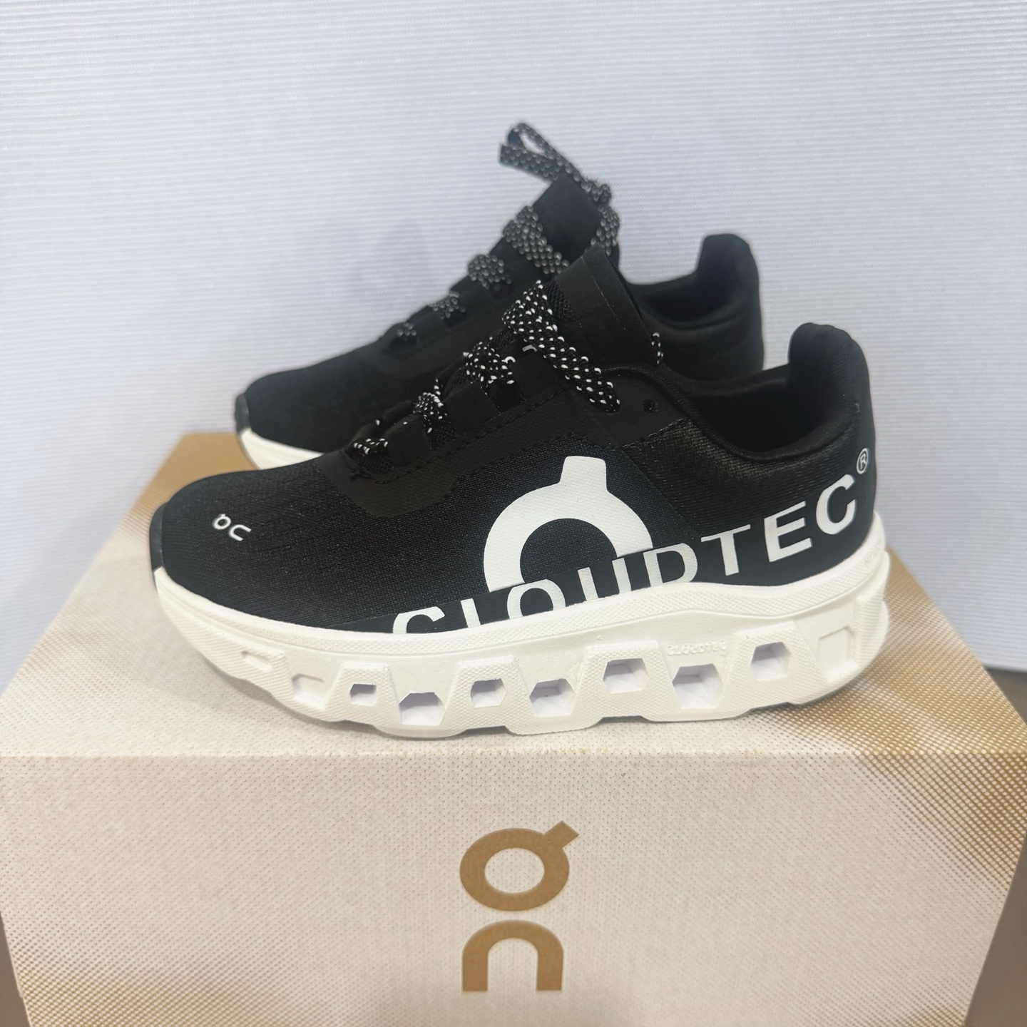 图片[4]-昂跑ON Cloudmonster 小怪兽童鞋❗️28–37 On CloudMonster 2 昂跑小怪兽2代以网球为灵感的运动休闲鞋，大胆的复古外观与革新科技融合，助力运动生活的活力探索，让你尽享全天候舒适；多层叠加的环保人造皮革打造富有质感的鞋面，结合缝线、透气孔细节，体现恰到好处的复古美学。多款配色打破网球场的固有规则，带来焕然一新的视觉享受-选品中心