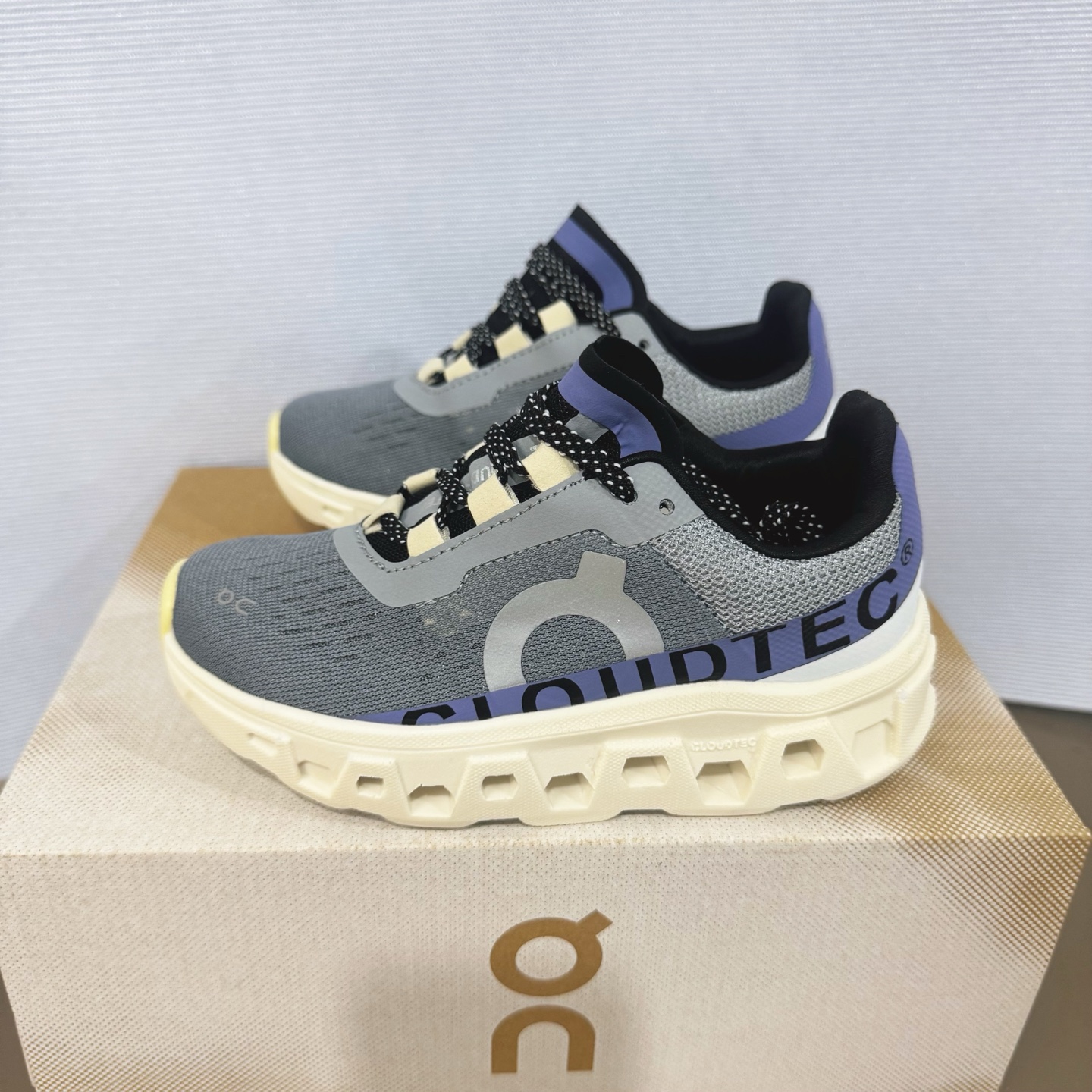 图片[5]-昂跑ON Cloudmonster 小怪兽童鞋❗️28–37 On CloudMonster 2 昂跑小怪兽2代以网球为灵感的运动休闲鞋，大胆的复古外观与革新科技融合，助力运动生活的活力探索，让你尽享全天候舒适；多层叠加的环保人造皮革打造富有质感的鞋面，结合缝线、透气孔细节，体现恰到好处的复古美学。多款配色打破网球场的固有规则，带来焕然一新的视觉享受-选品中心