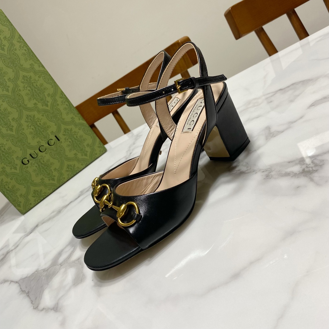 NO:261220,Gucci The latest horse-bit buckle in early spring, one-strip sandals, original version developed 1:1, super positive last, super beautiful foot, must-have item in summer. The upper is lambskin, the inner cushion is crystal lambskin, genuine leather sole, heel height 6.5CM | 9.5CM Size35-39 size (34.40.41.42.43 size custom made, no return or exchange), sandals, gucci, sandals, sheepskin19860909Gucci 古奇 早春最新款马衔扣·一字带凉鞋,原版1:1开发,楦型超正,上脚超美,夏季必入手单品 鞋面为小羊皮,里垫为水晶羊皮,真皮底 跟高6.5CM ｜ 9.5CM Size35—39码(34.40.41.42.43码定做,不退换),凉鞋,gucci,sandals,sheepskin,Women's Shoes