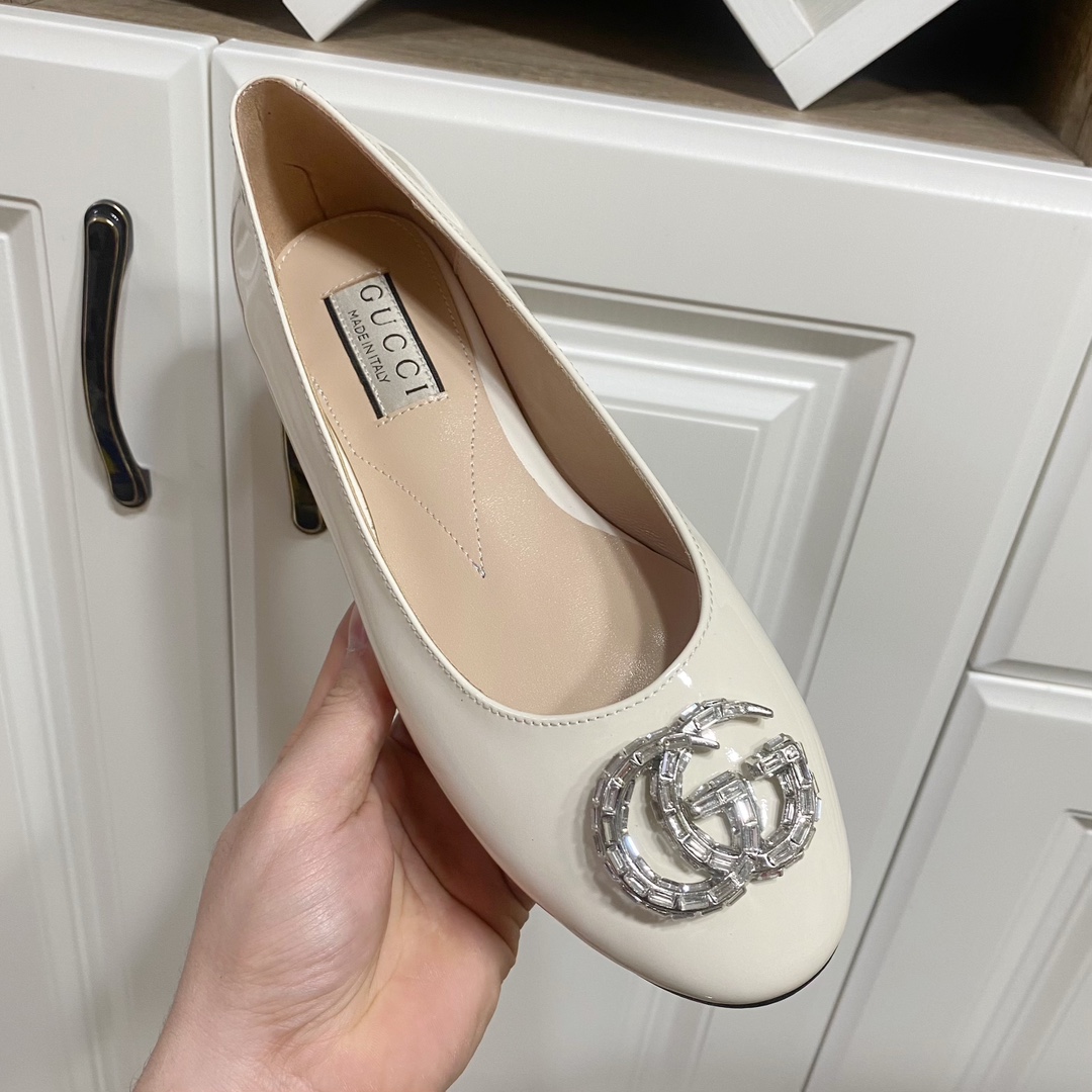 “White Gucci Double G Drill Head Shoe: Classic Saddle Design with Simple Style and Comfortable Fit” - 图片 3