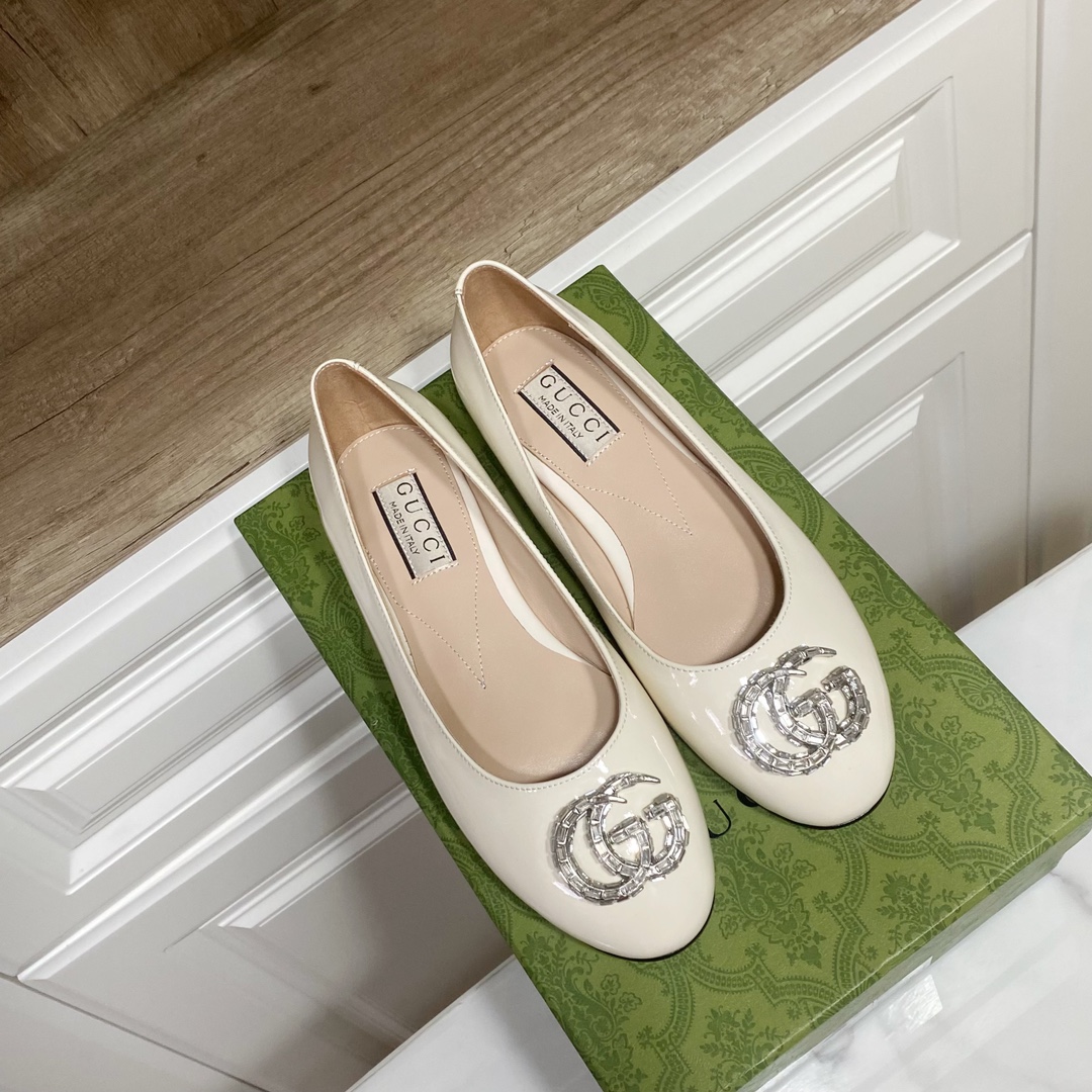 “White Gucci Double G Drill Head Shoe: Classic Saddle Design with Simple Style and Comfortable Fit” - 图片 9