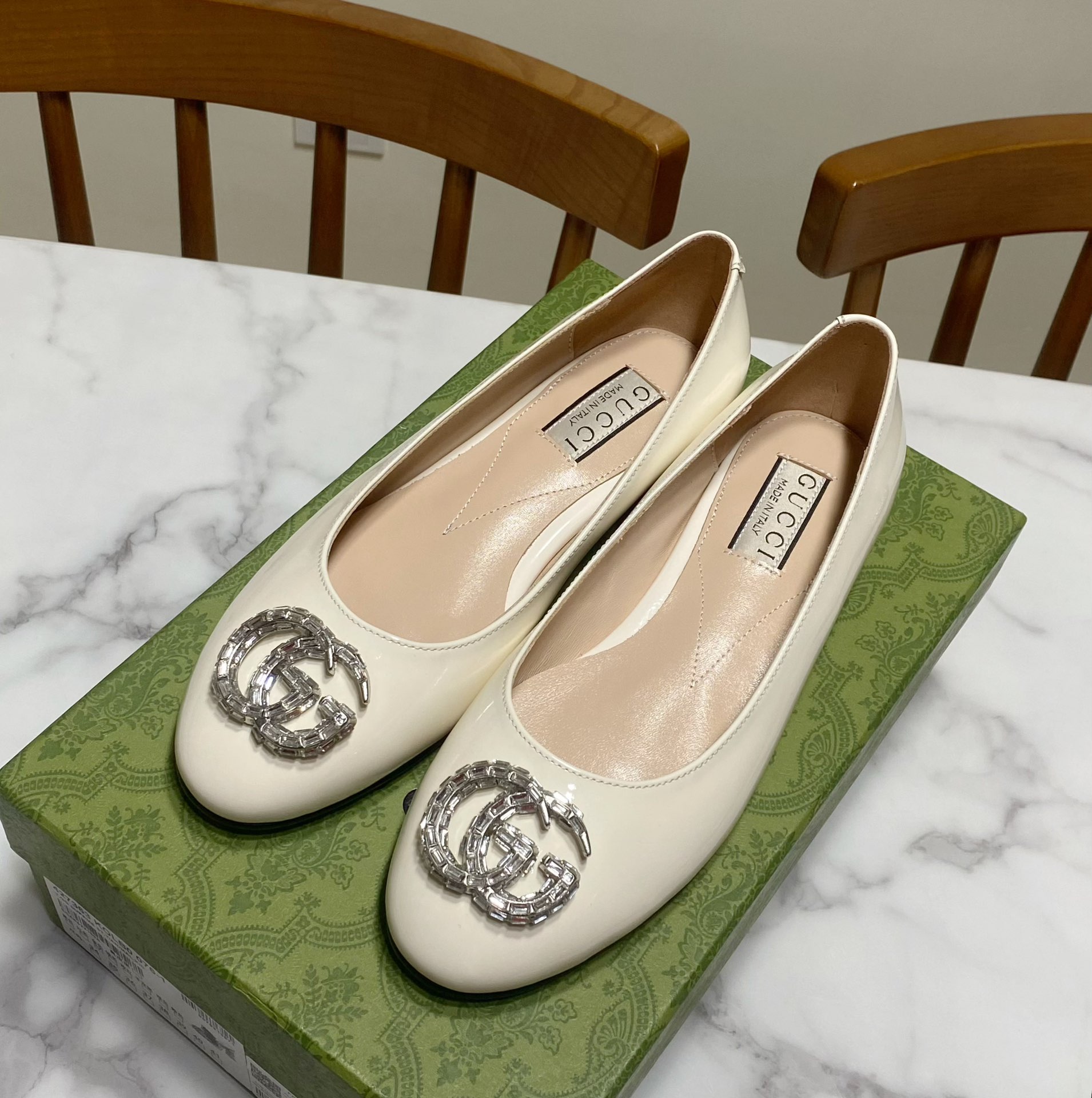 “White Gucci Double G Drill Head Shoe: Classic Saddle Design with Simple Style and Comfortable Fit” - 图片 1