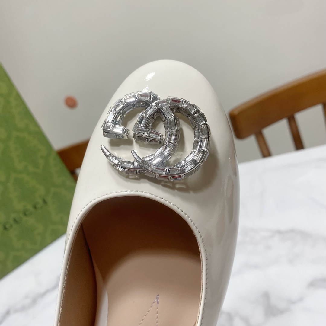 “White Gucci Double G Drill Head Shoe: Classic Saddle Design with Simple Style and Comfortable Fit” - 图片 8