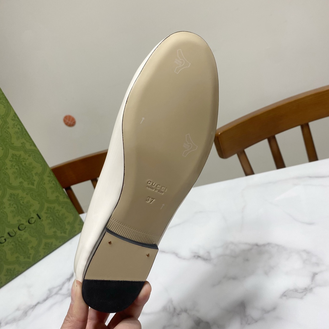 “White Gucci Double G Drill Head Shoe: Classic Saddle Design with Simple Style and Comfortable Fit” - 图片 5