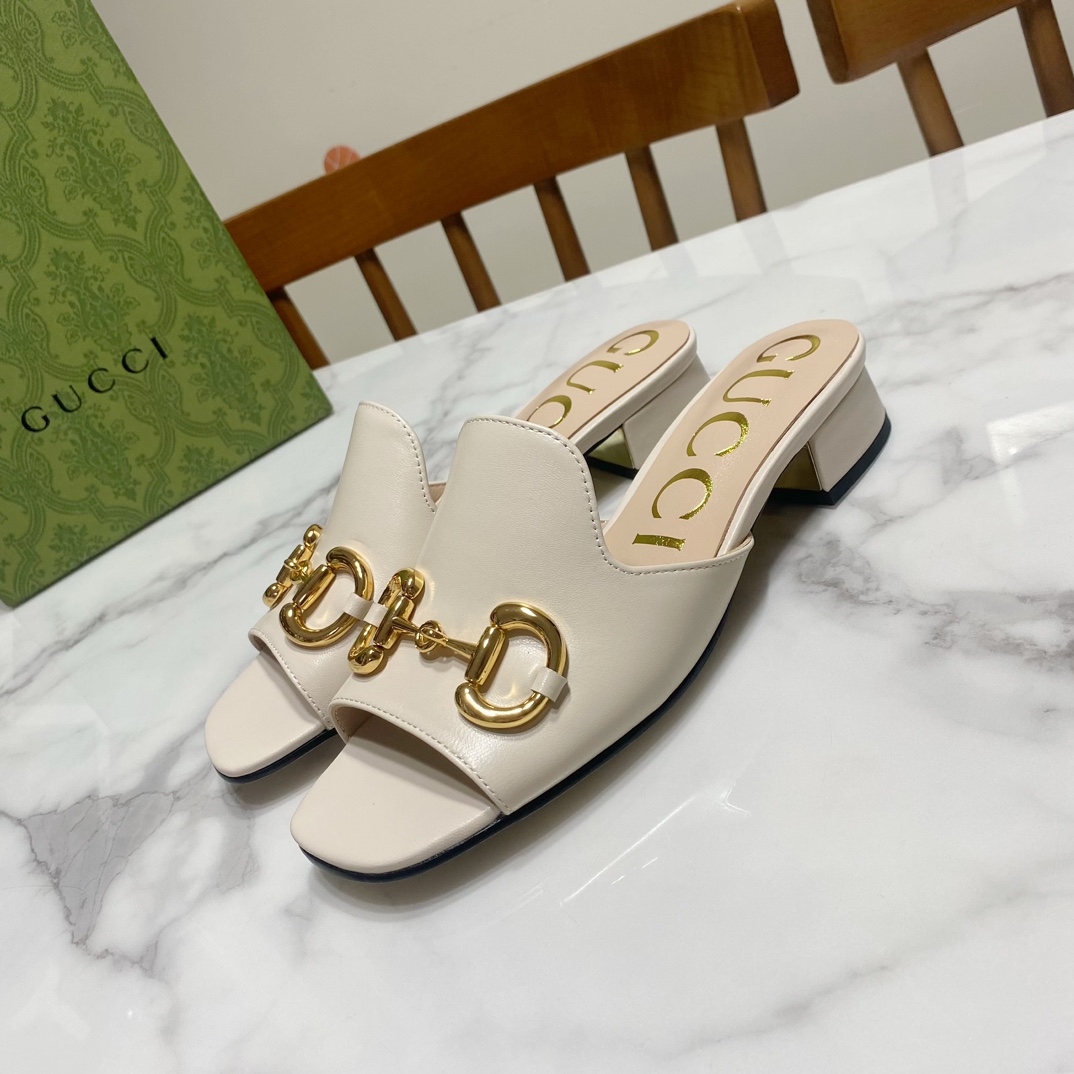 NO:692449,Gucci early spring ugly thick heel and half drag, fashionable and retro. Versatile and durable. The upper is full-grain sheepskin, the lining is goatskin, the leather outsole, the heel is electroplated sheepskin, and the original custom hardware horsebit. Heel height 2.5CM Size 35-39 (34.40.41.42.43 customized, non-returnable), slippers, gucci, slippers, sheepskin, Leather soles19860909Gucci 古奇 早春丑萌粗跟半拖,时尚复古.百搭耐看 鞋面为全粒面羊皮,里垫为山羊皮,真皮大底,鞋跟为电镀羊皮包边,原版定制五金马衔扣 跟高2.5CM Size35—39码（34.40.41.42.43定做,不退换）,拖鞋,gucci,slippers,sheepskin,Leather soles,Women's Shoes