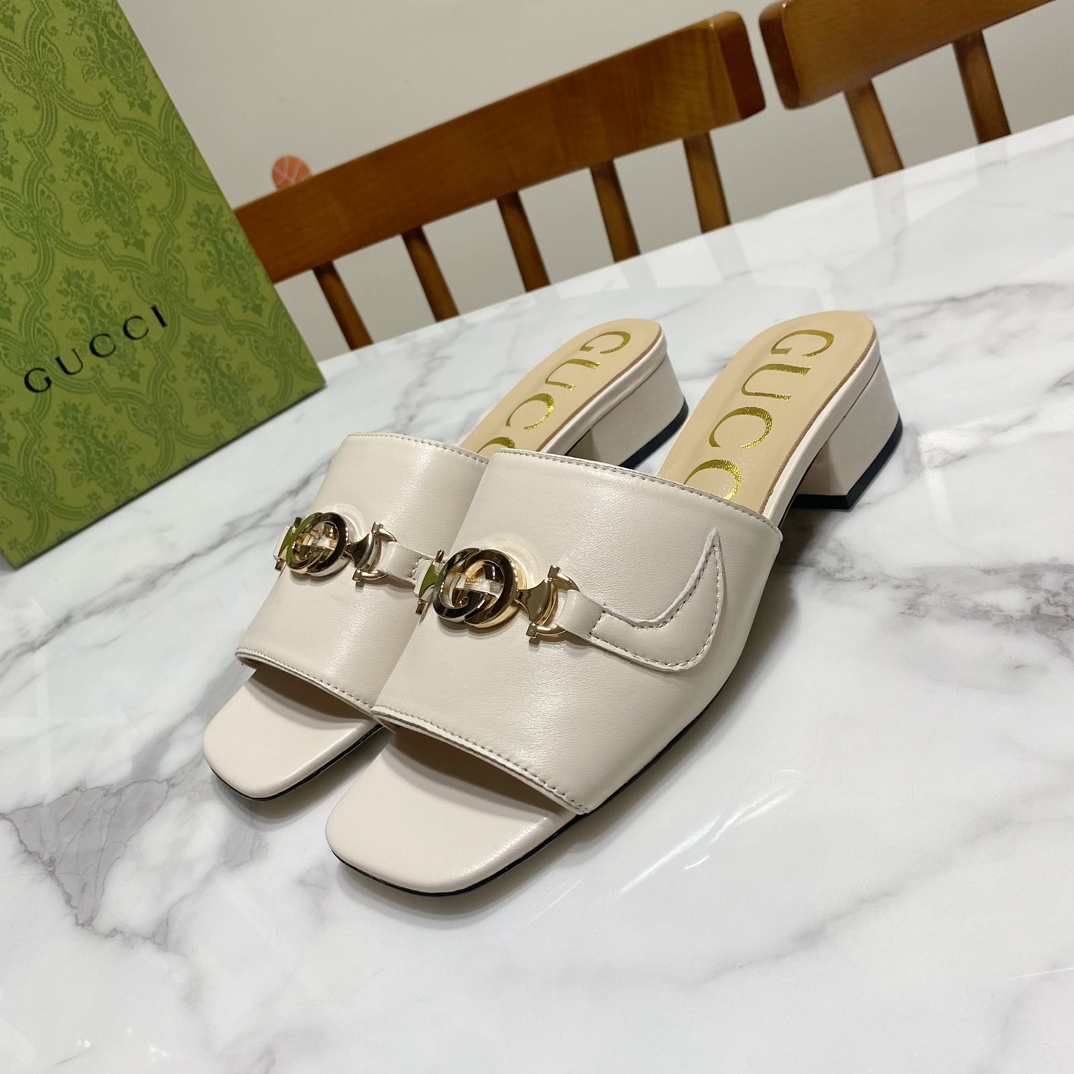 NO:692620,Gucci square toe thick heel sandals, classic saddle buckle matching, consistently fashionable, simple, elegant and versatile. The upper is grained sheepskin, the lining is water-dyed sheepskin, the genuine leather outsole, the original development hardware buckle, the heel height is 2.5CM, the size is 35-39 (34.40.41.42.43 is custom-made, non-returnable), slippers, gucci, slippers, sheepskin, Leather  soles19860909Gucci 古奇 方头粗跟一字凉拖鞋,经典马鞍扣搭配,一贯的时尚.简约.大气.百搭 鞋面粒面羊皮,里垫为水染羊皮,真皮大底,原版开发五金饰扣 跟高2.5CM 码数35—39码（34.40.41.42.43码订做,不退换）,拖鞋,gucci,slippers,sheepskin,Leather soles,Women's Shoes
