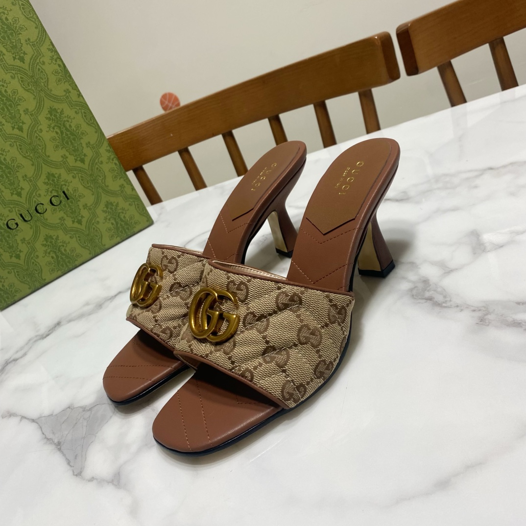 NO:261219,Gucci Gucci is a hot-selling diamond-shaped high-heeled sandals in early spring, original 1:1 reproduction, major stars. Internet celebrities have planted grass, fashionable and luxurious, novel and unique, comfortable to wear, white and slim, upper sheepskin/cloth, inside is goatskin, genuine leather sole, heel height 7.5CM Size 35-39 (34.40.41.42.43 can be customized, no return or exchange), slippers, gucci, slippers, sheepskin19860909Gucci 古奇 早春热卖款菱格纹高跟凉拖鞋,原版1:1复刻,各大明星.网红纷纷种草,时尚奢华,新颖别致,上脚舒适.显白显瘦 鞋面绵羊皮/布,里垫为山羊皮,真皮底 跟高7.5CM Size35—39码（34.40.41.42.43可定做,不退换）,拖鞋,gucci,slippers,sheepskin,Women's Shoes