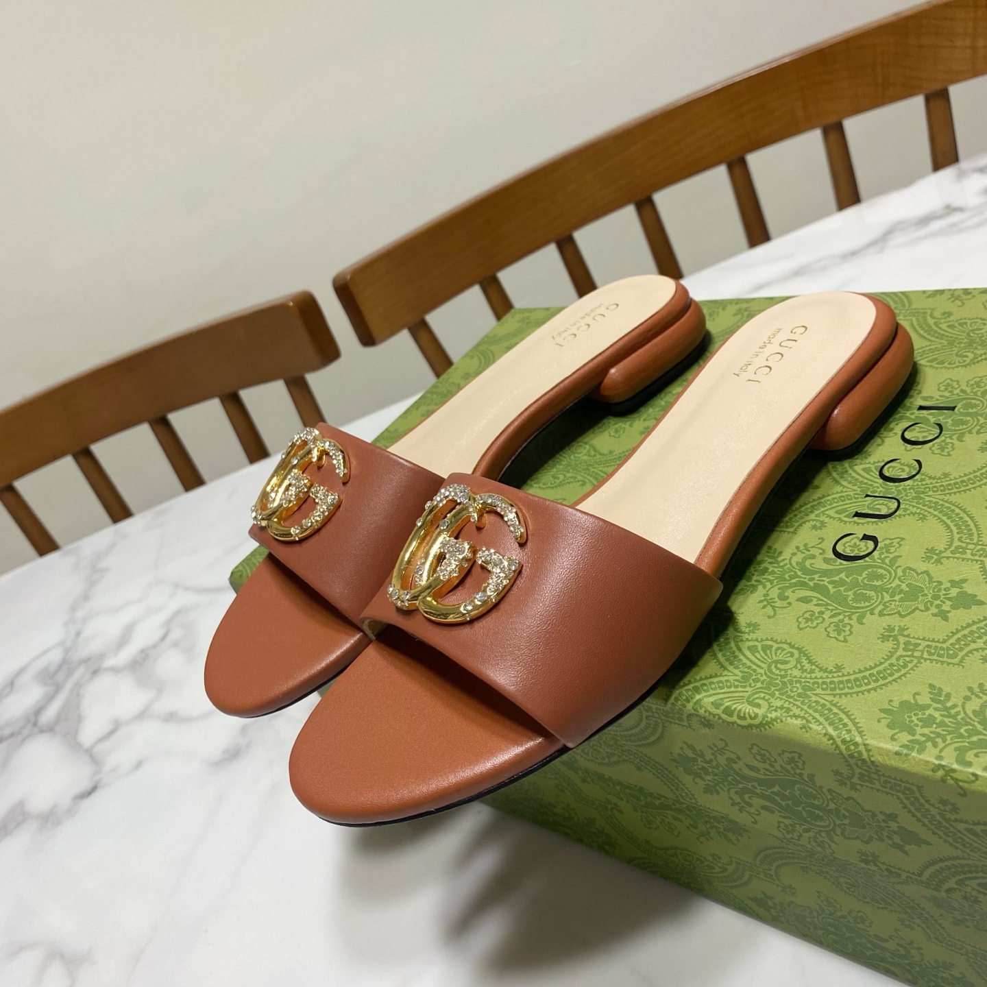 NO:169390,Gucci small round toe thick heel sandals, dot diamond double buckles, consistent fashion, simple, atmospheric and versatile. The upper is mixed-bred sheepskin, the inner cushion is sheepskin, genuine leather soles, original developed hardware buckles. The size is 35-40 (34.41.42.43 size customized, no return or exchange), slippers, gucci, slippers, sheepskin, Leather soles19860909Gucci 古奇 小圆头粗跟凉拖鞋,点钻双扣搭配,一贯的时尚.简约.大气.百搭 鞋面为混种羊皮,里垫为羊皮,真皮大底,原版开发五金饰扣 码数35—40码（34.41.42.43码订做,不退换）,拖鞋,gucci,slippers,sheepskin,Leather soles,Women's Shoes