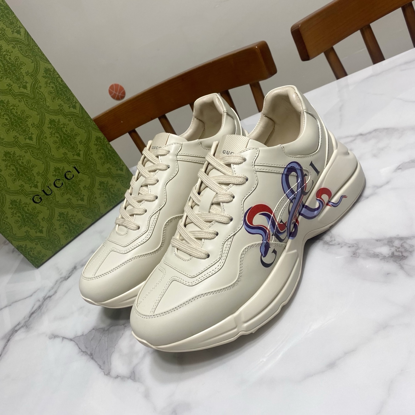 NO:692599,Upgraded version of 3D printing men's 10 Gucci couple's dad shoes, the same style as Song Zuer and Ni Ni, the favorite item of many Internet celebrities, super fashionable and versatile, comfortable on the feet. The upper is made of first-layer cowhide with oil edge sealing technology, the lining is silk sheepskin, the original vacuum double-layer TPUPU combination technology outsole, super light and comfortable. Size Women's 35-40  Men's sizes 39-44 (men's sizes 38.45.46 are custom-made, non-returnable), dad shoes, gucci, cowhide, sheepskin19860909升级版 3D打印 男款10 Gucci 古奇 情侣款老爹鞋,宋祖儿.倪妮同款,超多网红明星的最爱单品,超时尚百搭,上脚炒鸡舒服 鞋面为头层牛皮油边封口工艺,里垫为丝绸羊皮,原版真空双层TPUPU组合工艺大底,超级轻盈舒适 Size女35—40码 男39—44码（男38.45.46码定做,不退换）,老爹鞋,gucci,cowhide,sheepskin,Women's Shoes