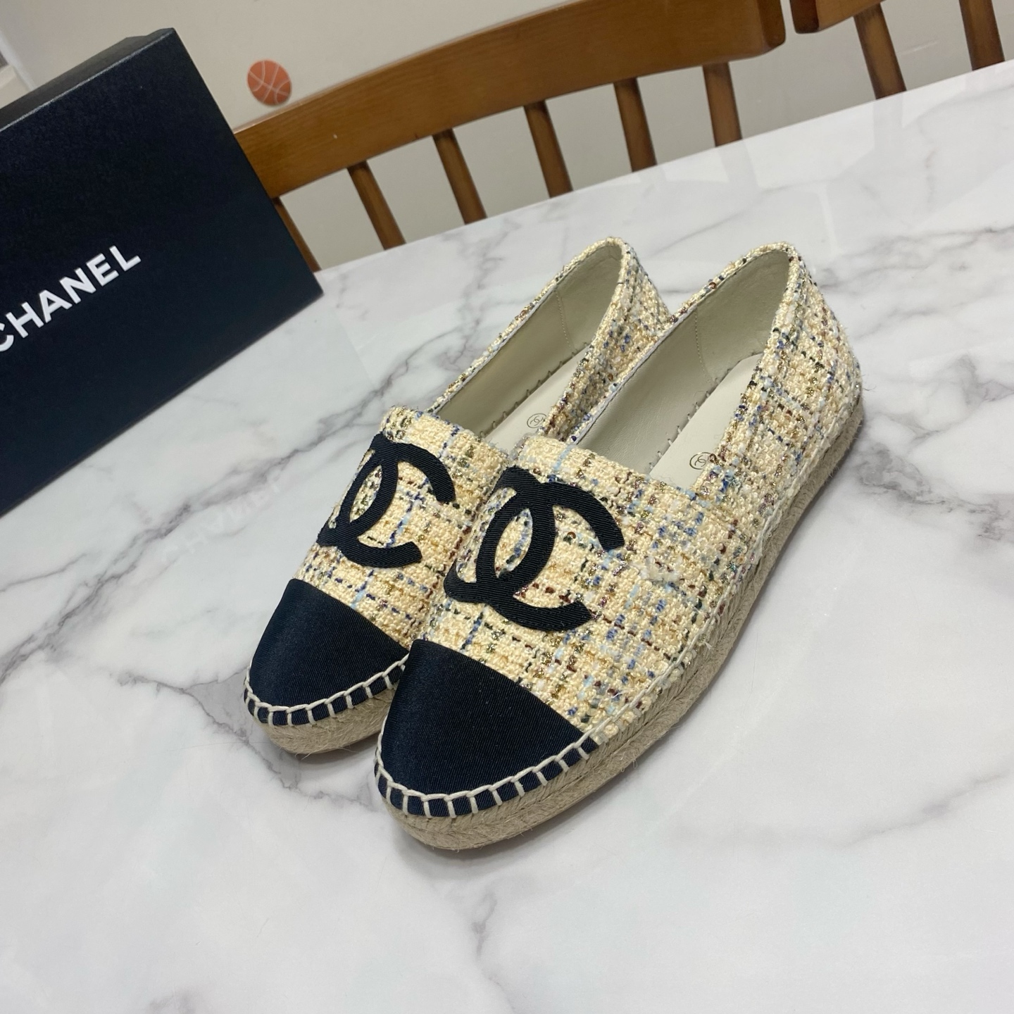 NO:261296,Color-blocked woolen. Fisherman's shoes, original 1:1 reproduction, workmanship/material/detail processing technology are all top-notch. The upper is original imported woolen fabric sheepskin, the inner pad is water-dyed sheepskin, the original injection molding integrated sole (beef tendon bottom sheet) Size35-40 (34/41/42 size custom made, no return and exchange) Full set of packaging, fisherman's shoes, espadrilles, sheepskin19860909拼色毛呢.渔夫鞋,原版1:1复刻,做工/材质/细节处理工艺均顶级打造 鞋面为原版进口毛呢布料羊皮,里垫为水染羊皮,原版注塑一体成型底（牛筋底片） Size35-40码（34/41/42码订做,不退换） 全套包装,渔夫鞋,espadrilles,sheepskin,Women's Shoes