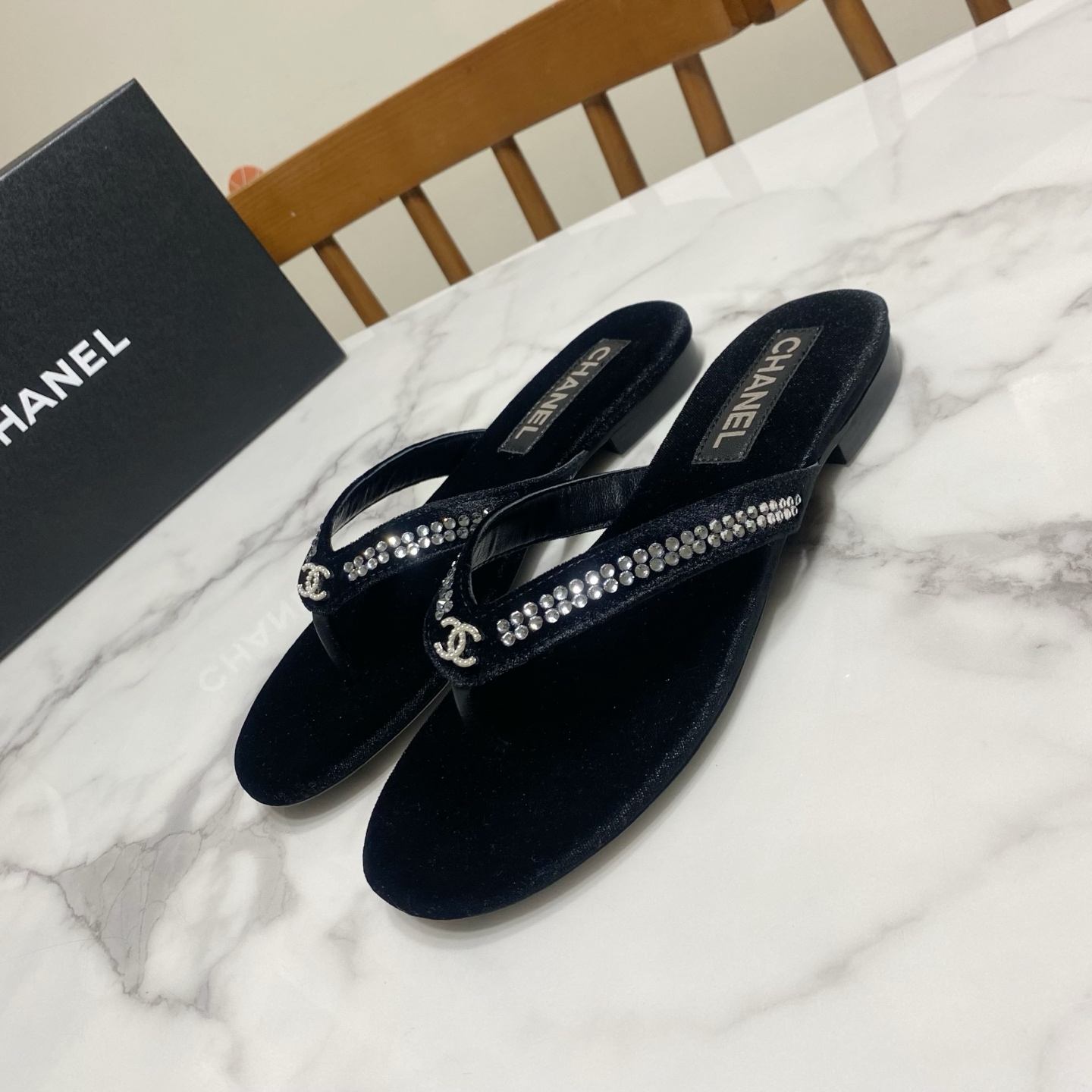 NO:261338,Chanel Chanel spring and summer flip flops, simple and durable, super white on the feet, comfortable and not polished on the feet. The upper is corduroy, the inner pad is sheepskin, the genuine leather sole Size35-39 (40, 41 customized, no return or exchange), slippers, chanel, chanel, slippers, sheepskin19860909Chanel 香奈儿 春夏季人字拖,简约耐看,上脚超级显肤白,舒适不磨脚 鞋面为灯芯绒,里垫为羊皮,真皮底 Size35-39（40,41订做,不退换）,拖鞋,chanel,chanel,slippers,sheepskin,Women's Shoes