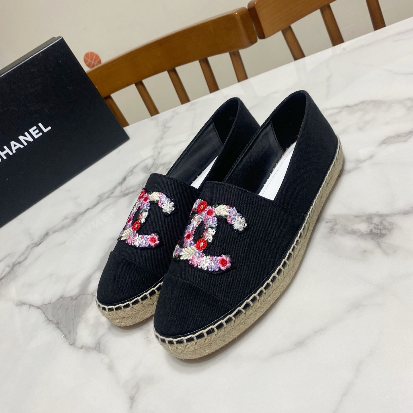 NO:261314,Top version, color-blocked woolen. Fisherman's shoes, original 1:1 reproduction, workmanship/material/detail processing technology are all top-notch. The upper is ribbed cloth embroidered double C, the inner pad is water-dyed sheepskin, the original injection molded integrally (beef tendon bottom sheet) Size35-40 (34/41/42 size custom made, no return and exchange) Full set of packaging, fisherman's shoes, espadrilles, sheepskin19860909顶级版,  拼色毛呢.渔夫鞋,原版1:1复刻,做工/材质/细节处理工艺均顶级打造 鞋面为罗纹布刺绣双C,里垫为水染羊皮,原版注塑一体成型底（牛筋底片） Size35-40码（34/41/42码订做,不退换） 全套包装,渔夫鞋,espadrilles,sheepskin,Women's Shoes