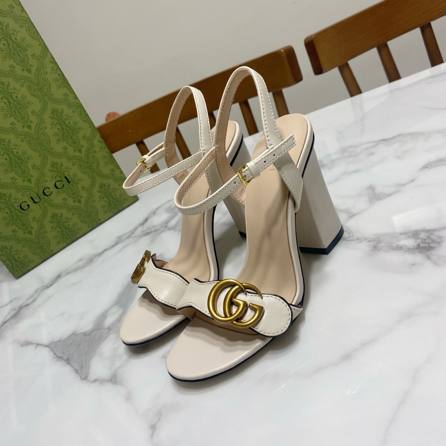 NO:261287,Gucci classic one-strip and thick heel sandals, original 1:1 development, super positive last, super beautiful foot, must-have item in summer, top layer cowhide ｜ Golden/silver film leather, inner mat is sheepskin, genuine leather sole Heel height 11CM Size 35-39 (34.40.41.42.43 size custom made, no return or exchange), sandals, gucci, sandals, cowhide, sheepskin19860909Gucci 古奇 经典一字带·粗跟凉鞋,原版1:1开发,楦型超正,上脚超美,夏季必入手单品 鞋面头层牛皮 ｜ 金色/银色贴膜皮,里垫为绵羊皮,真皮底 跟高11CM Size35—39码(34.40.41.42.43码定做,不退换),凉鞋,gucci,sandals,cowhide,sheepskin,Women's Shoes