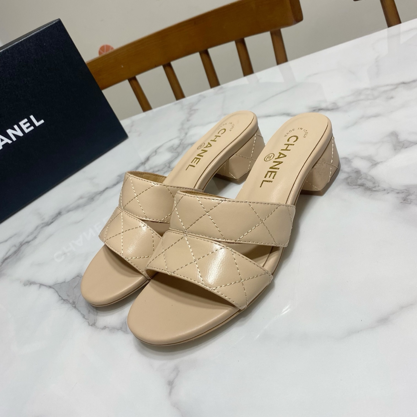NO:261332,Chanel Chanel 2025 latest thick-heeled sandals, super durable, super Q-fitting on the feet, comfortable and not grinding the feet. The upper is sheepskin electric embroidery process, the inner pad is sheepskin, genuine leather sole. Heel height is 4.5cm Size35-39 (34.40.41 custom made, no return and exchange), slippers, chanel, chanel, slippers, sheepskin19860909Chanel 香奈儿 2025最新款粗跟凉拖鞋,超级耐看,上脚超级Q弹,舒适不磨脚 鞋面为羊皮电绣工艺,里垫为绵羊皮,真皮底 跟高4.5cm Size35-39（34.40.41定做,不退换）,拖鞋,chanel,chanel,slippers,sheepskin,Women's Shoes