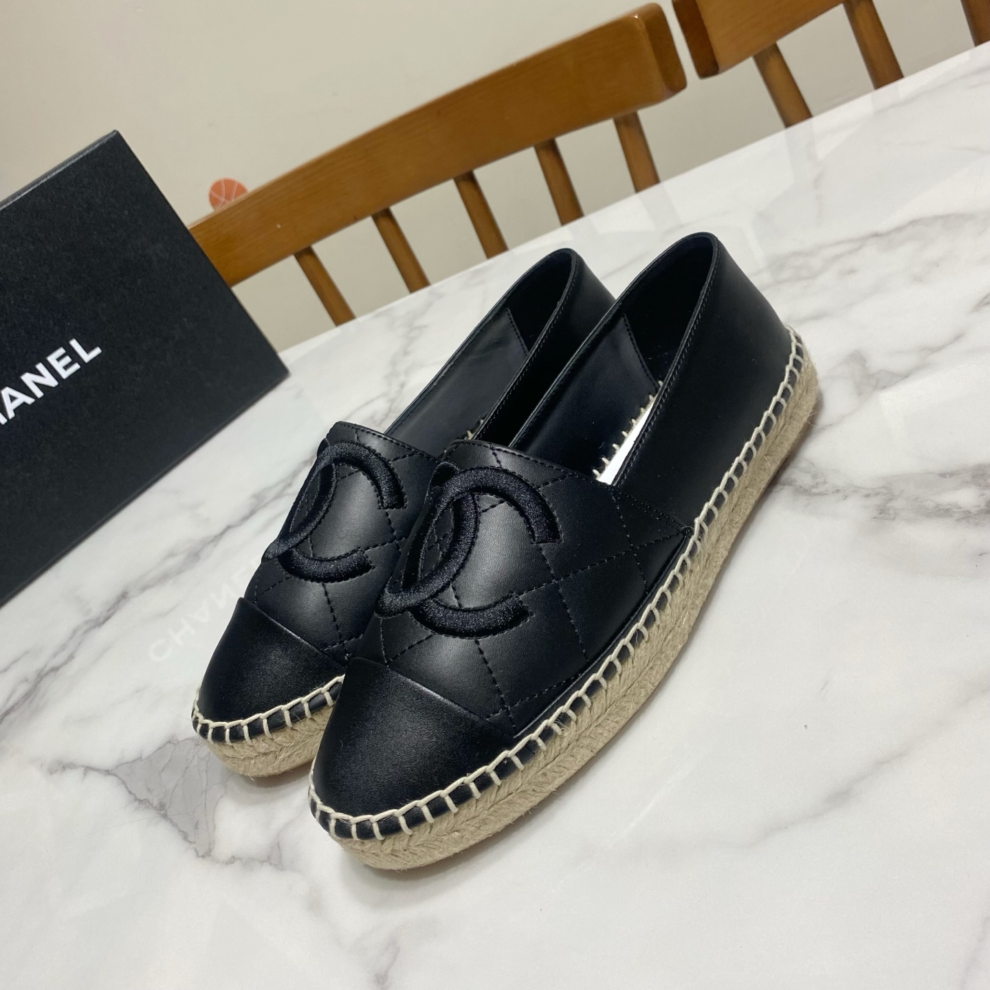 NO:261310,Top version, Fisherman's shoes, original 1:1 reproduction, workmanship/material/detail processing technology are all top-notch. The upper is matte sheepskin, the inner pad is water-dyed sheepskin, the original hand-made straw injection molding integrated sole (beef tendon bottom sheet) Size35-40 size (34/41/42 size custom made, no return and exchange) Full set of packaging, Fisherman's shoes, espadrilles, espadrilles, sheepskin19860909顶级版, 渔夫鞋,原版1:1复刻,做工/材质/细节处理工艺均顶级打造 鞋面为哑光羊皮,里垫为水染羊皮,原版手工草编注塑一体成型底（牛筋底片） Size35—40码（34/41/42码订做,不退换） 全套包装,渔夫鞋,espadrilles,espadrilles,sheepskin,Women's Shoes