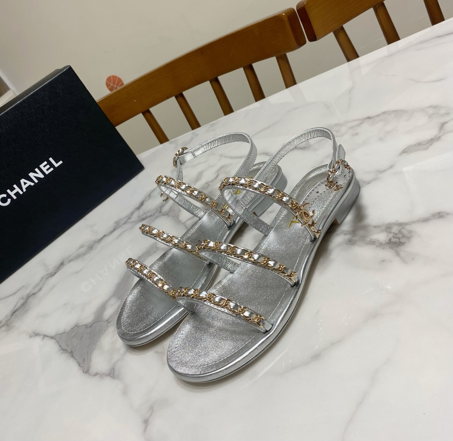 NO:261325,Chanel Chanel latest pig cage sandals, simple hollow, sexy and generous, with white and delicate uppers. The upper is sheepskin/metal silver leather, the inner cushion is goatskin, midsole is high elastic latex, Q elastic does not tiring feet, genuine leather sole. Size 35-39 (34.40.41 customized, no return or exchange), sandals, chanel, chanel, sandals, sheepskin19860909Chanel 香奈儿 最新猪笼凉鞋,简约镂空,性感大方,上脚显白且秀气 鞋面为羊皮/金属银皮,里垫为山羊皮,中底高弹乳胶,Q弹不累脚,真皮底 码数35一39（34.40.41定做,不退换）,凉鞋,chanel,chanel,sandals,sheepskin,Women's Shoes