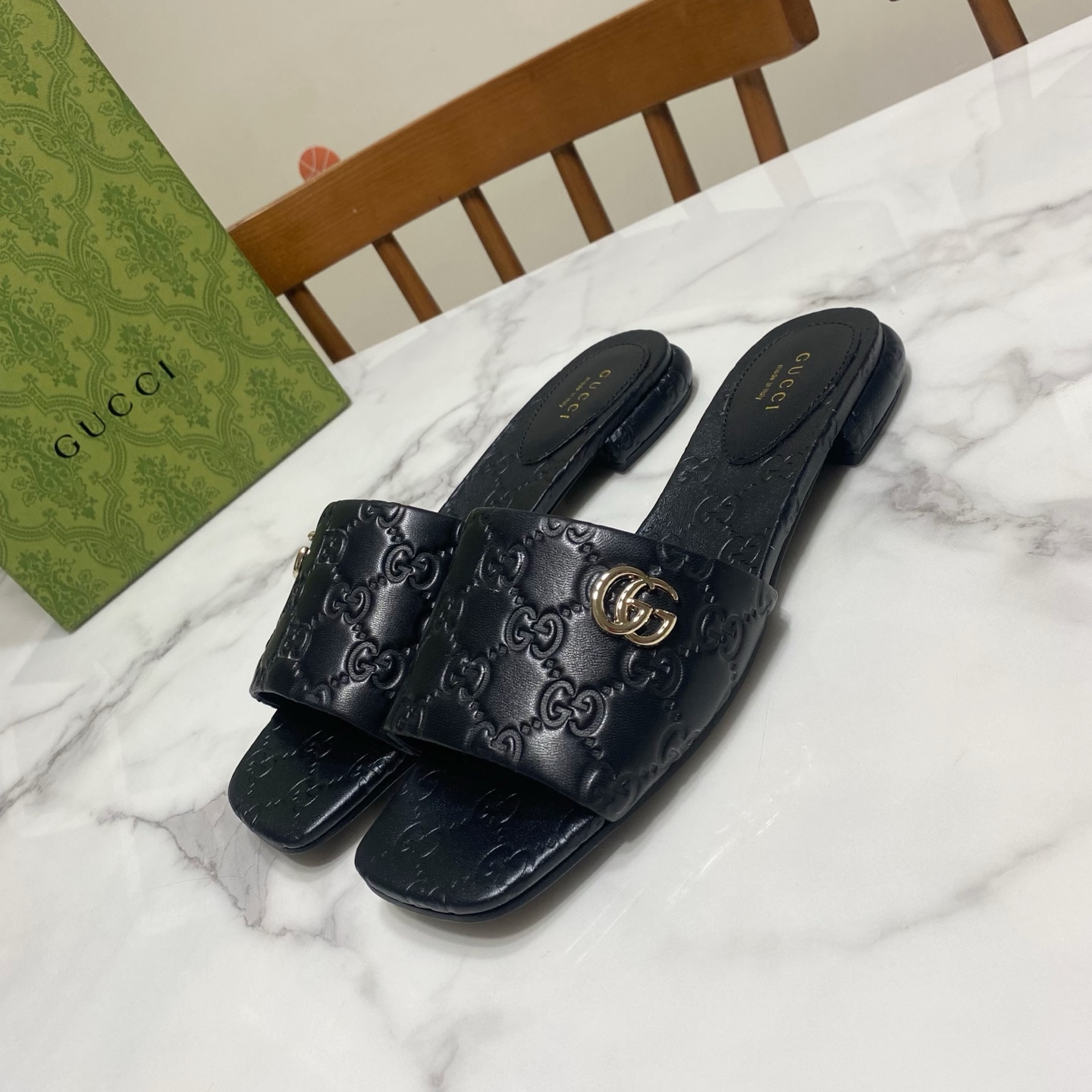 NO:261276,Gucci square toe thick heel one-line sandals, classic saddle buckle, consistent fashion, simple, atmospheric, versatile. The upper is grained sheepskin tooth marking process, the inner mat is water-dyed sheepskin, genuine leather sole, original developed hardware buckle. Heel height is 1.5CM, size 35-39 (34.40.41.42.43 sizes are customized, no return or exchange), slippers, gucci, slippers, sheepskin, Leather soles19860909Gucci 古奇 方头粗跟一字凉拖鞋,经典马鞍扣搭配,一贯的时尚.简约.大气.百搭 鞋面为粒面羊皮牙印工艺,里垫为水染羊皮,真皮大底,原版开发五金饰扣 跟高1.5CM 码数35—39码（34.40.41.42.43码订做,不退换）,拖鞋,gucci,slippers,sheepskin,Leather soles,Women's Shoes