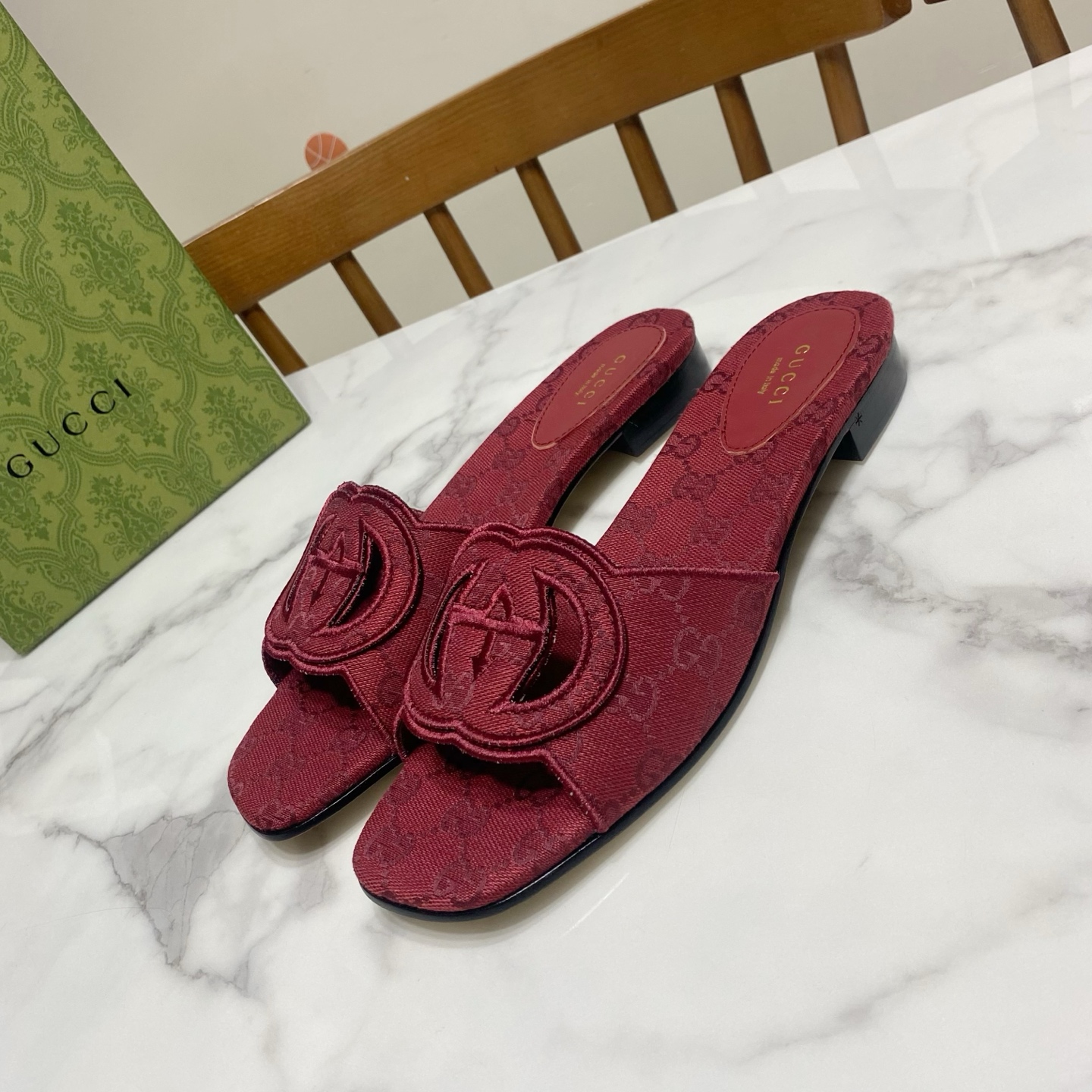 NO:239347,Gucci The latest summer double flat-sole dragging, hot hollow relief design, highlighting the small sexy, original 1:1 replica, delicate and beautiful upper, original custom made, canvas, inner sheepskin, pad core is goatskin, genuine leather sole Heel height 1.5CM Size 35-40 size (34.41.42.43 size custom made, no return or exchange), slippers, gucci, slippers, sheepskin19860909Gucci 古奇 夏季最新款双平底拖,爆款镂空浮雕设计,凸显小性感,原版1:1复刻,上脚秀气好看 鞋面为原版定制 帆布,内里为羊皮,垫芯为山羊皮,真皮底 跟高1.5CM Size35—40码（34.41.42.43码定做,不退换）,拖鞋,gucci,slippers,sheepskin,Women's Shoes