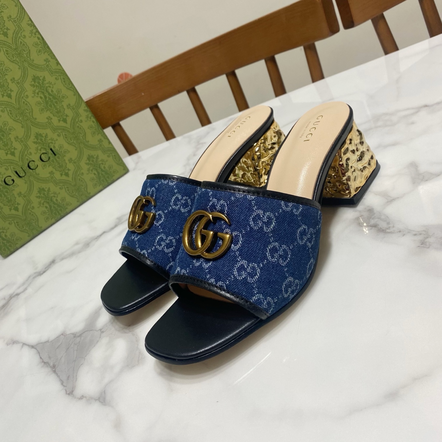 NO:692445,Gucci square toe thick heel flat sandals, classic saddle buckle matching, consistently fashionable, simple, elegant and versatile. The upper is embroidered denim sheepskin piping, the lining is water-dyed sheepskin, genuine leather outsole, original development hardware buckle, heel height 5.5CM  Size 35-39 (34.40.41.42.43 sizes are custom-made, non-returnable), slippers, gucci, slippers, sheepskin, Leather soles19860909Gucci 古奇 方头粗跟一字凉拖鞋,经典马鞍扣搭配,一贯的时尚.简约.大气.百搭 鞋面为刺绣牛仔布羊皮滚边,里垫为水染羊皮,真皮大底,原版开发五金饰扣 跟高5.5CM 码数35—39码（34.40.41.42.43码订做,不退换）,拖鞋,gucci,slippers,sheepskin,Leather soles,Women's Shoes