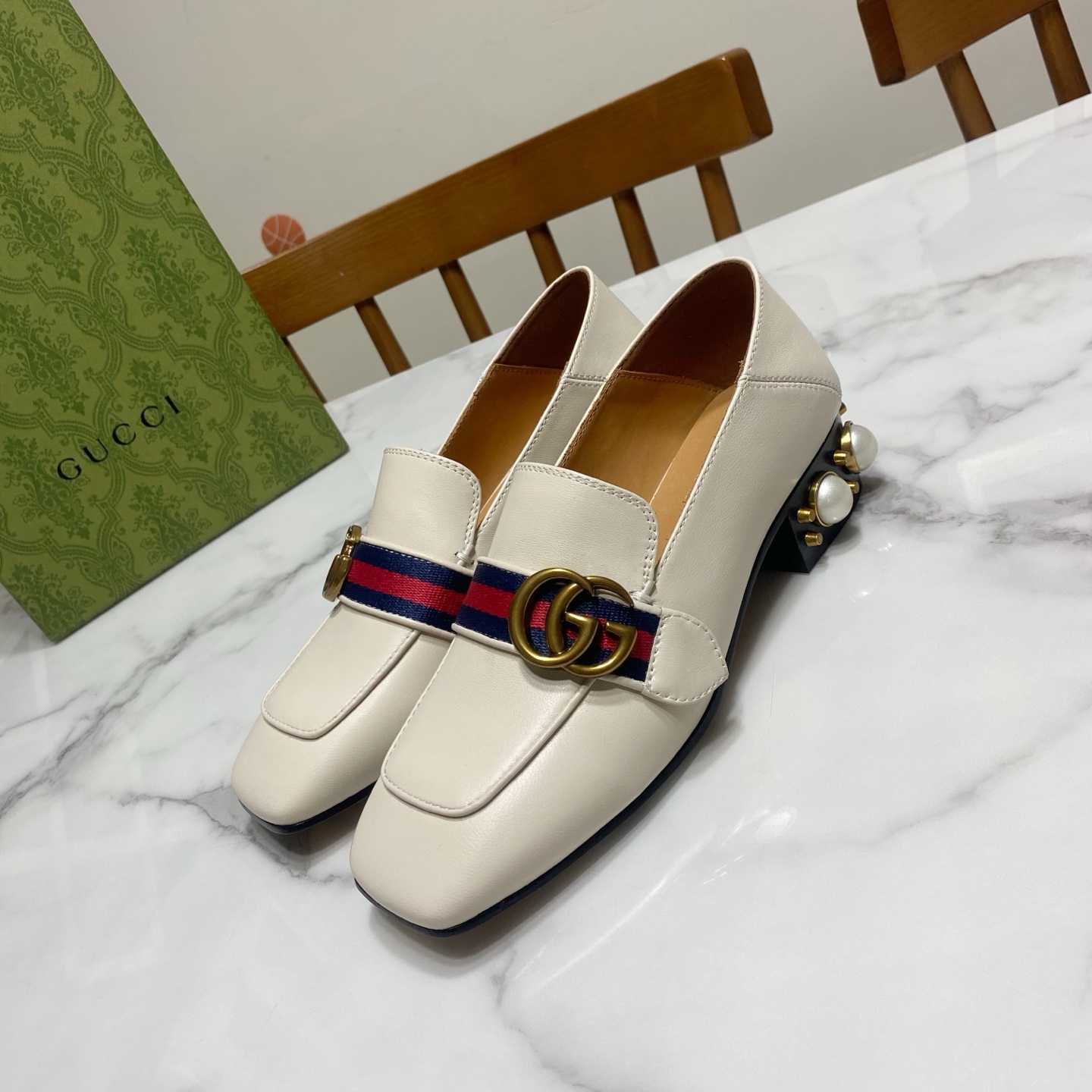 NO:401853,Gucci classic square toe pearl heel shoes, lazy shoes that can be worn on both sides, simple and versatile and comfortable, the heel is hand-made inlaid pearls (no need to worry about bead loss), the upper is super beautiful, the upper is grained cowhide, the inner cushion is water-dyed cowhide, original molded hardware buckle, genuine leather sole Heel height 3.5CM Size 35-39 (34.40.41 size can be customized), loafers, gucci, loafers, cowhide, Leather soles19860909Gucci 古奇 经典·方头·珍珠跟单鞋,可两穿的懒人鞋,简约百搭舒适,鞋跟采用手工镶嵌珍珠（不用担心掉珠子问题）,上脚超级美 鞋面为粒面牛皮,里垫为水染牛皮,原版开模五金扣,真皮大底 跟高3.5CM Size35—39码（34.40.41码可定做）,乐福鞋,gucci,loafers,cowhide,Leather soles,Women's Shoes