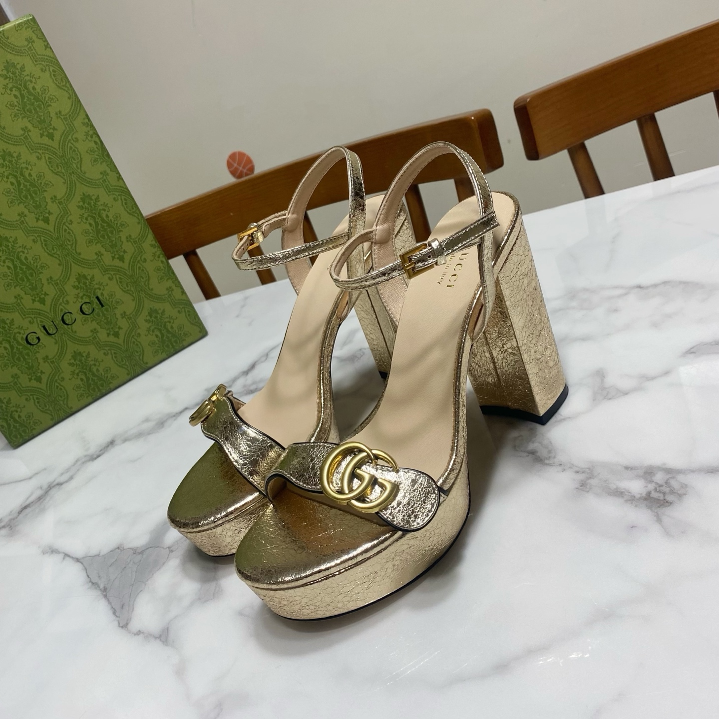 NO:261290,Gucci classic one-strip and thick heel sandals, original version developed 1:1, super positive last, super beautiful foot, must-have item in summer, top layer cowhide ｜ Golden/silver film leather, inner pad is sheepskin, genuine leather sole Water table 3CM, heel height 12CM Size 35-39 (34.40.41.42 size, custom made, no return and exchange), sandals, gucci, sandals, cowhide, sheepskin19860909Gucci 古奇 经典一字带·粗跟凉鞋,原版1:1开发,楦型超正,上脚超美,夏季必入手单品 鞋面头层牛皮 ｜ 金色/银色贴膜皮,里垫为绵羊皮,真皮底 水台3CM,跟高12CM Size35—39码(34.40.41.42码定做,不退换),凉鞋,gucci,sandals,cowhide,sheepskin,Women's Shoes