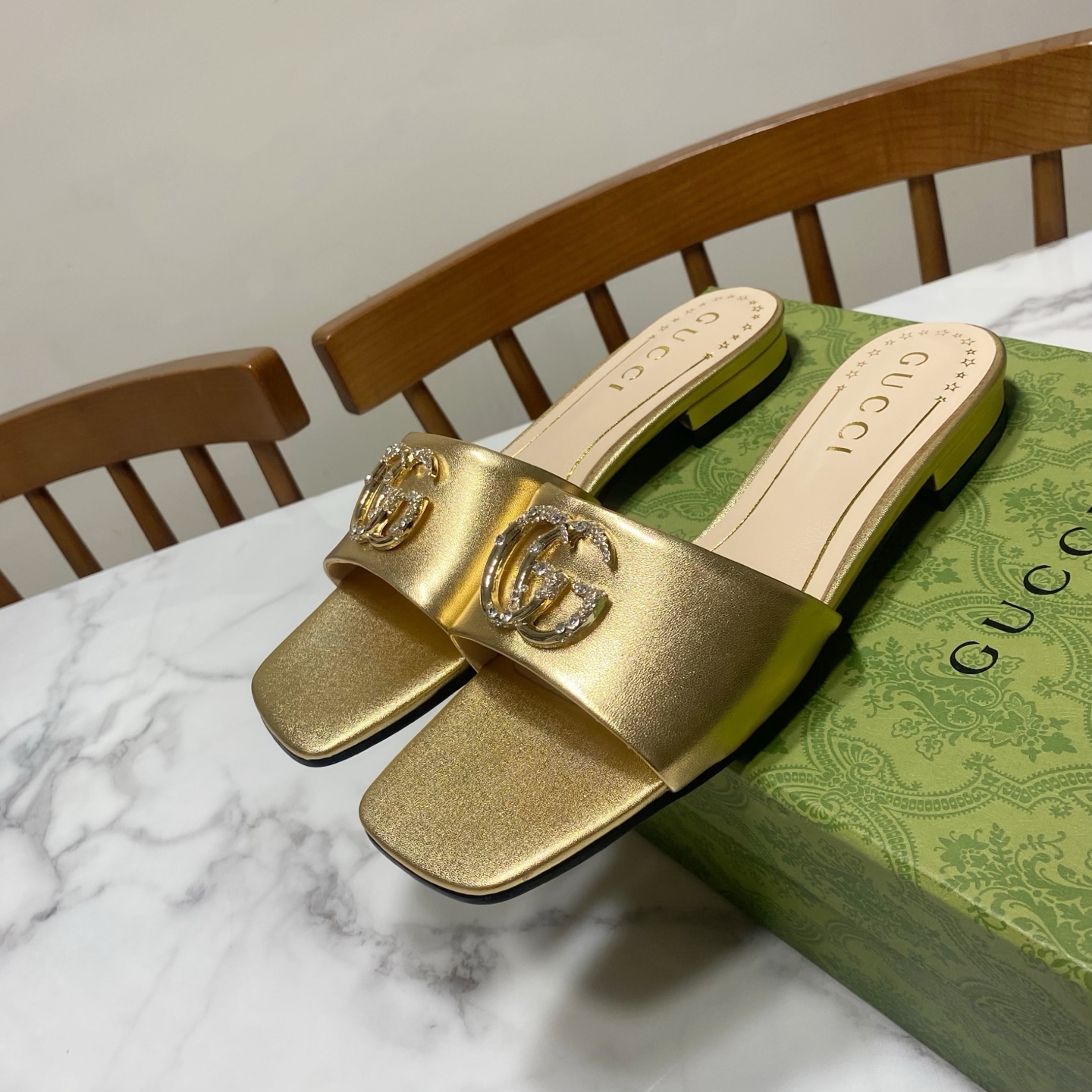 NO:261215,Gucci Square toe and thick heel sandals, dot diamond double buckles, consistent fashion, simple, atmospheric and versatile upper mixed-bred sheepskin/metal leather, inner pad is sheepskin, genuine leather soles, original developed hardware buckle size 35-40 (34.41.42.43 size custom made, no return or exchange), slippers, gucci, slippers, sheepskin, Leather soles19860909Gucci 古奇 方头·粗跟凉拖鞋,点钻双扣搭配,一贯的时尚.简约.大气.百搭 鞋面混种羊皮/金属皮,里垫为羊皮,真皮大底,原版开发五金饰扣 码数35—40码（34.41.42.43码订做,不退换）,拖鞋,gucci,slippers,sheepskin,Leather soles,Women's Shoes