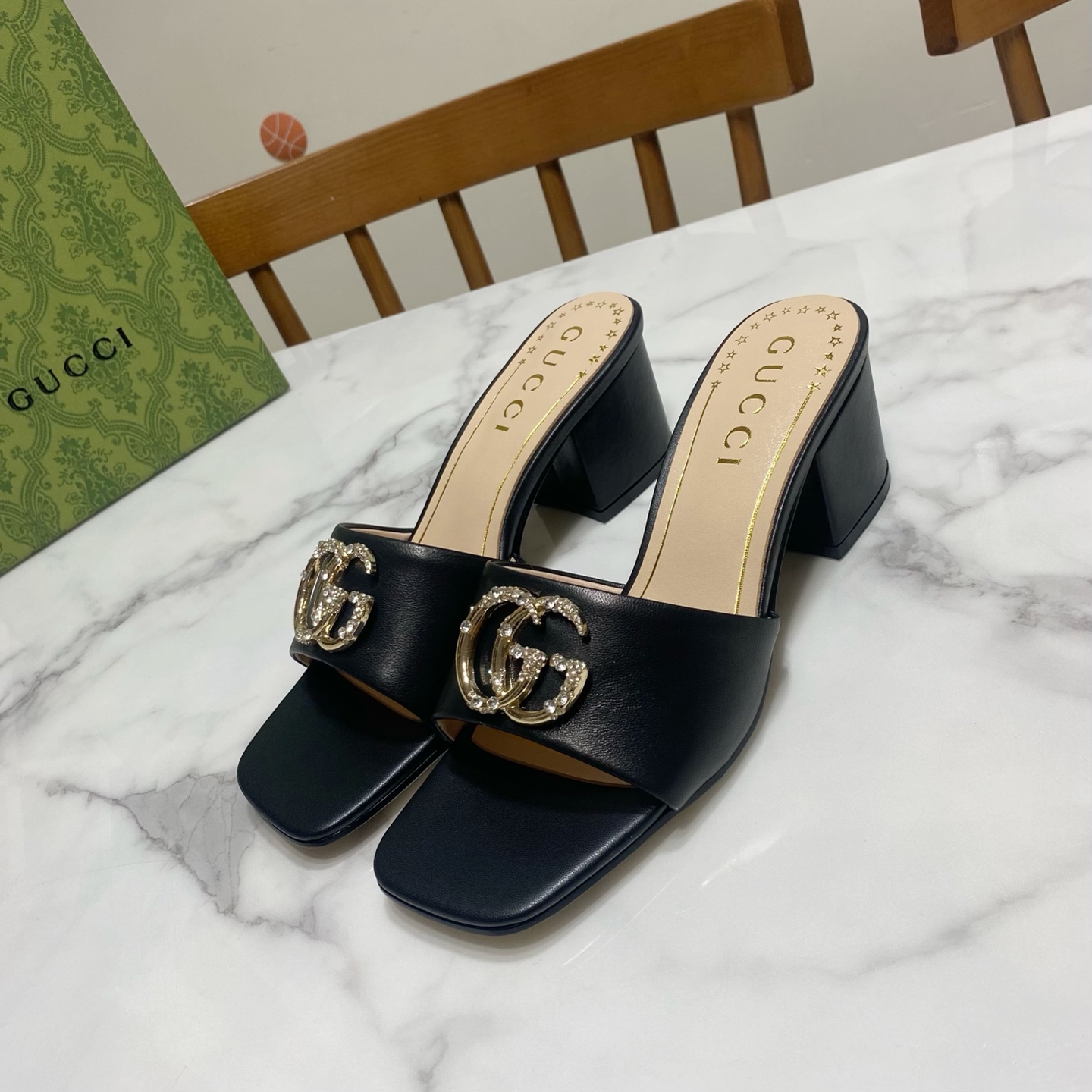NO:261221,Gucci Square toe and thick heel sandals, dot diamond double buckles, consistent fashion, simple, atmospheric and versatile. The upper is mixed-bred sheepskin, the inner mat is sheepskin, genuine leather sole, original developed hardware buckle. Heel height is 6CM size 35-40 (34.41.42.43 size custom made, no return or exchange), slippers, gucci, slippers, sheepskin, Leather soles19860909Gucci 古奇 方头·粗跟凉拖鞋,点钻双扣搭配,一贯的时尚.简约.大气.百搭 鞋面为混种羊皮,里垫为羊皮,真皮大底,原版开发五金饰扣 跟高6CM 码数35—40码（34.41.42.43码订做,不退换）,拖鞋,gucci,slippers,sheepskin,Leather soles,Women's Shoes