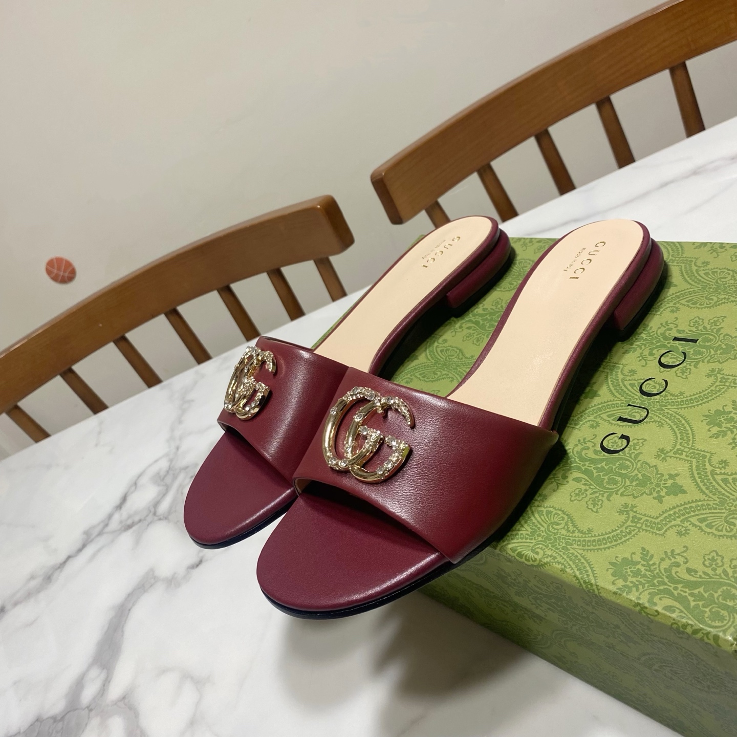 NO:261202,Gucci small round toe thick heel sandals, dot diamond double buckles, consistent fashion, simple, atmospheric and versatile. The upper is mixed-bred sheepskin, the inner cushion is sheepskin, genuine leather soles, original developed hardware buckles. The size is 35-40 (34.41.42.43 size customized, no return or exchange), slippers, gucci, slippers, sheepskin, Leather soles19860909Gucci 古奇 小圆头粗跟凉拖鞋,点钻双扣搭配,一贯的时尚.简约.大气.百搭 鞋面为混种羊皮,里垫为羊皮,真皮大底,原版开发五金饰扣 码数35—40码（34.41.42.43码订做,不退换）,拖鞋,gucci,slippers,sheepskin,Leather soles,Women's Shoes