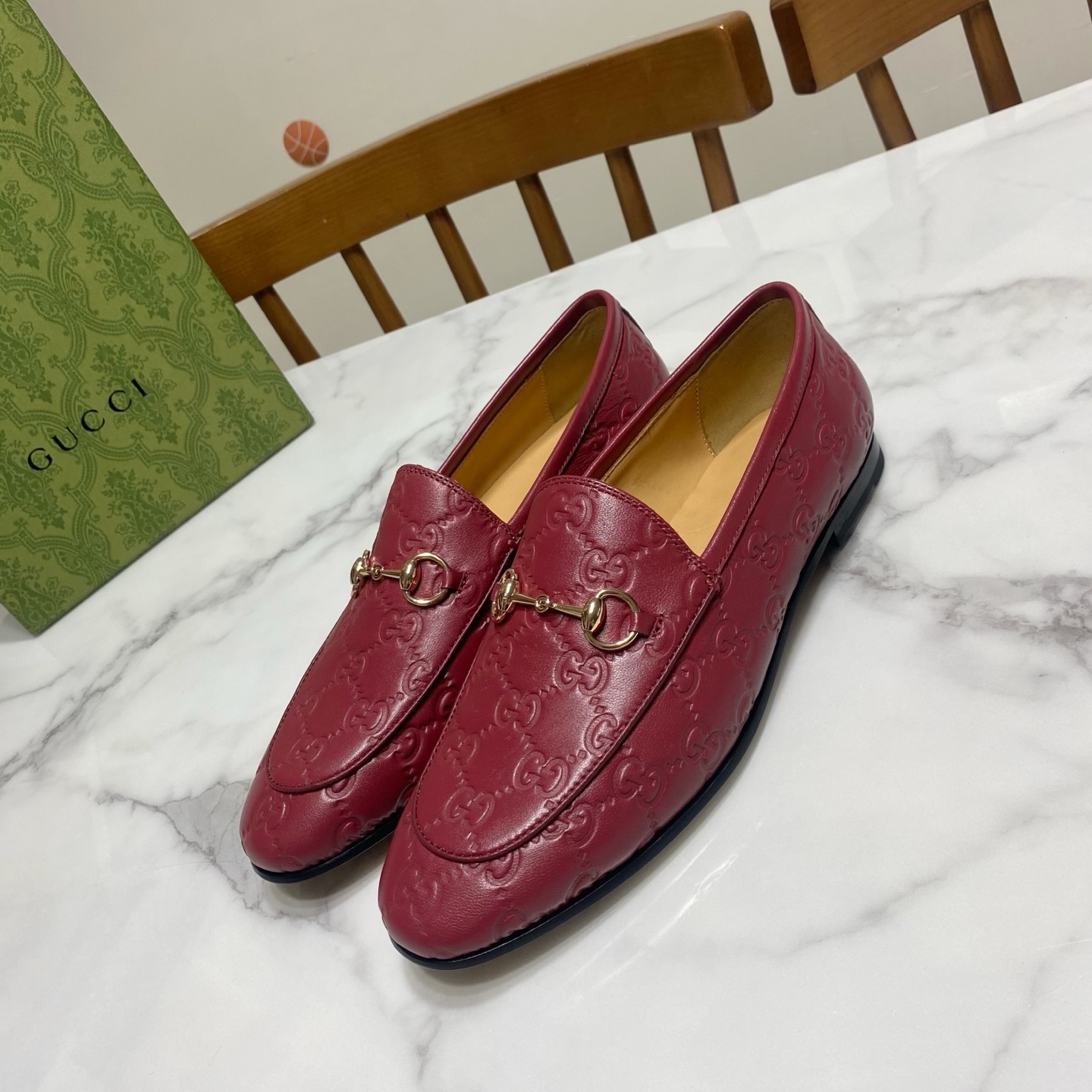 NO:418952,Gucci four-season loafers·lazy single shoes, classic unbeaten style. The upper is embossed cowhide, the inner cushion is water-dyed cowhide, genuine leather outsole, original bronze horse-biting diamond buckle, absolutely high-end product Size35-40 size (41 size custom made, no return and exchange), loafers, gucci, loafers, cowhide, Leather soles19860909Gucci 古奇 四季款乐福鞋·懒人单鞋,经典不败款 鞋面为压花牛皮,里垫为水染牛皮,真皮大底,原版古铜马衔钻扣,绝对高端货 Size35—40码（41码定做,不退换）,乐福鞋,gucci,loafers,cowhide,Leather soles,Women's Shoes