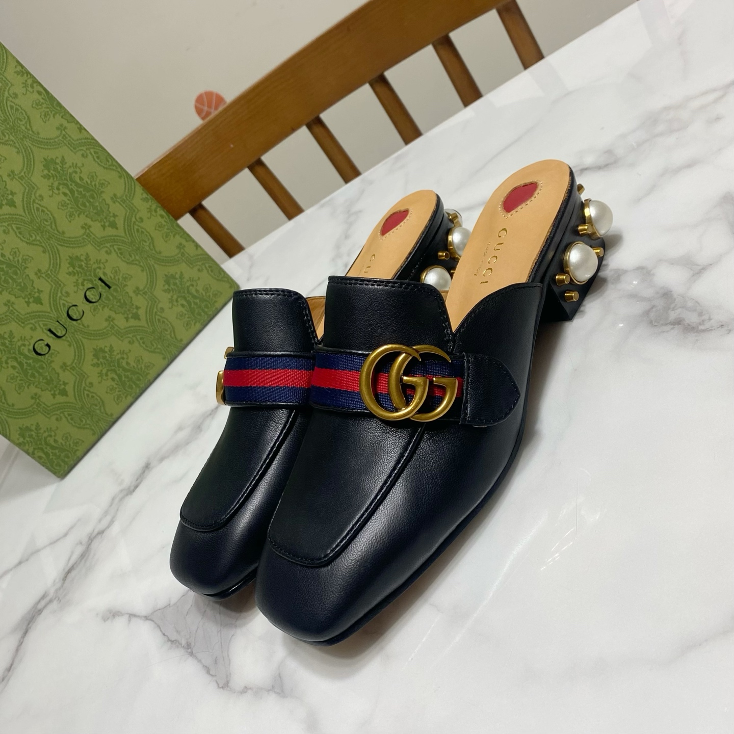 NO:401868,Semi-mopping Gucci classic square toe pearl heel shoes, lazy shoes that can be worn on both sides, simple and versatile and comfortable, the heel is hand-studded pearls (don't worry about bead loss), the upper is super beautiful, the upper is grained cowhide, the inner cushion is water-dyed cowhide, original molded hardware buckle, genuine leather sole Heel height 3.5CM Size 35-39 (34.40.41 size can be customized), loafers, gucci, loafers, cowhide, Leather soles19860909半拖款 Gucci 古奇 经典·方头·珍珠跟单鞋,可两穿的懒人鞋,简约百搭舒适,鞋跟采用手工镶嵌珍珠（不用担心掉珠子问题）,上脚超级美 鞋面为粒面牛皮,里垫为水染牛皮,原版开模五金扣,真皮大底 跟高3.5CM Size35—39码（34.40.41码可定做）,乐福鞋,gucci,loafers,cowhide,Leather soles,Women's Shoes