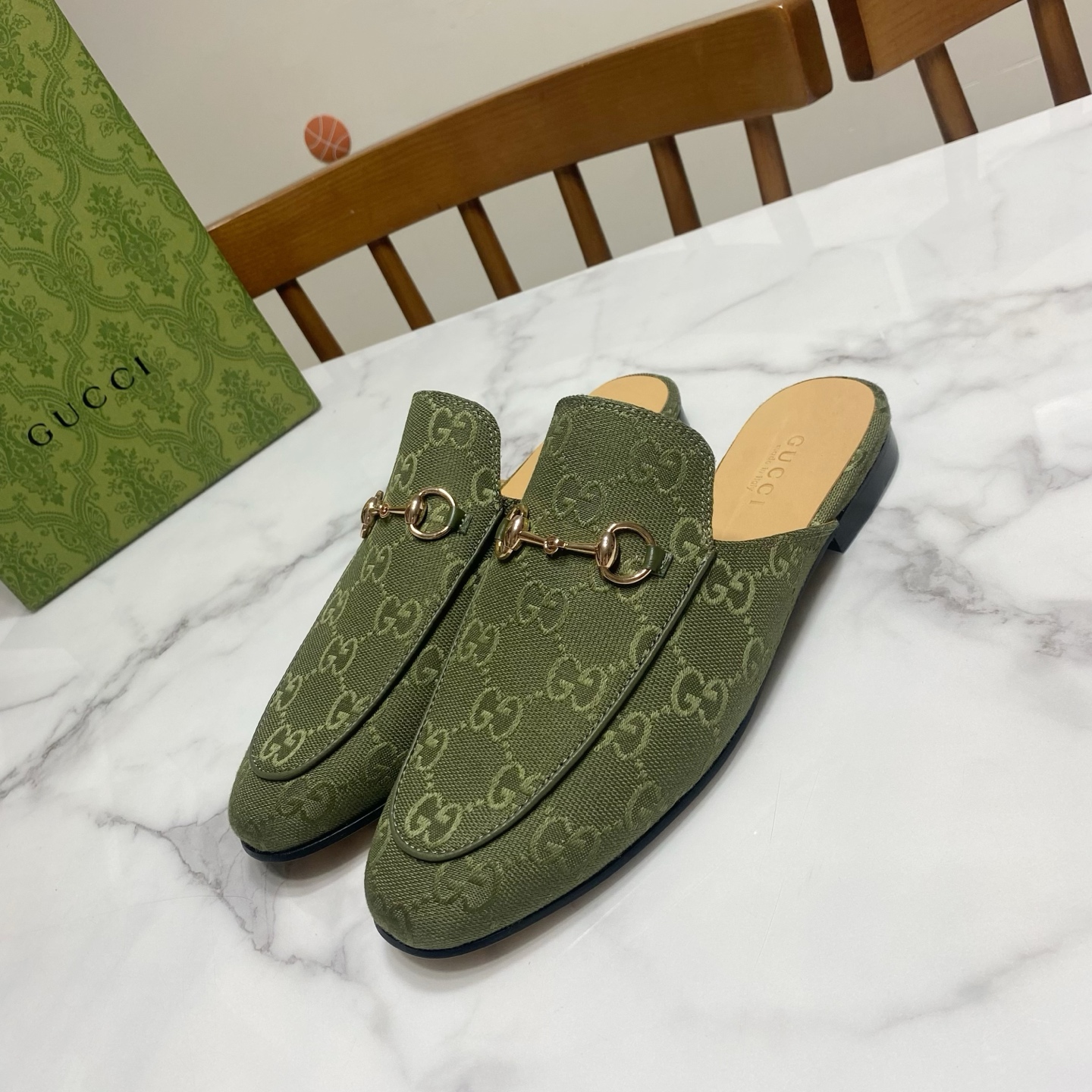 NO:692554,Gucci Gucci classic unbeatable toe-toe flip flops, the same style shown by Ni Ni and Yang Mi, the best-selling model every summer. Upper calfskin/checkered cloth, lining is goatskin, genuine leather outsole. Size 35-40 (41, 42 sizes can be customized, non-returnable), half drag, gucci, cowhide, sheepskin, Leather soles19860909Gucci 古奇 经典不败款包头拖,倪妮.杨幂同款秀,每年夏季的热卖款 鞋面小牛皮/ 格纹布,里垫为山羊皮,真皮大底 码数35—40码(41,42码可定做,不退换）,半拖,gucci,cowhide,sheepskin,Leather soles,Women's Shoes