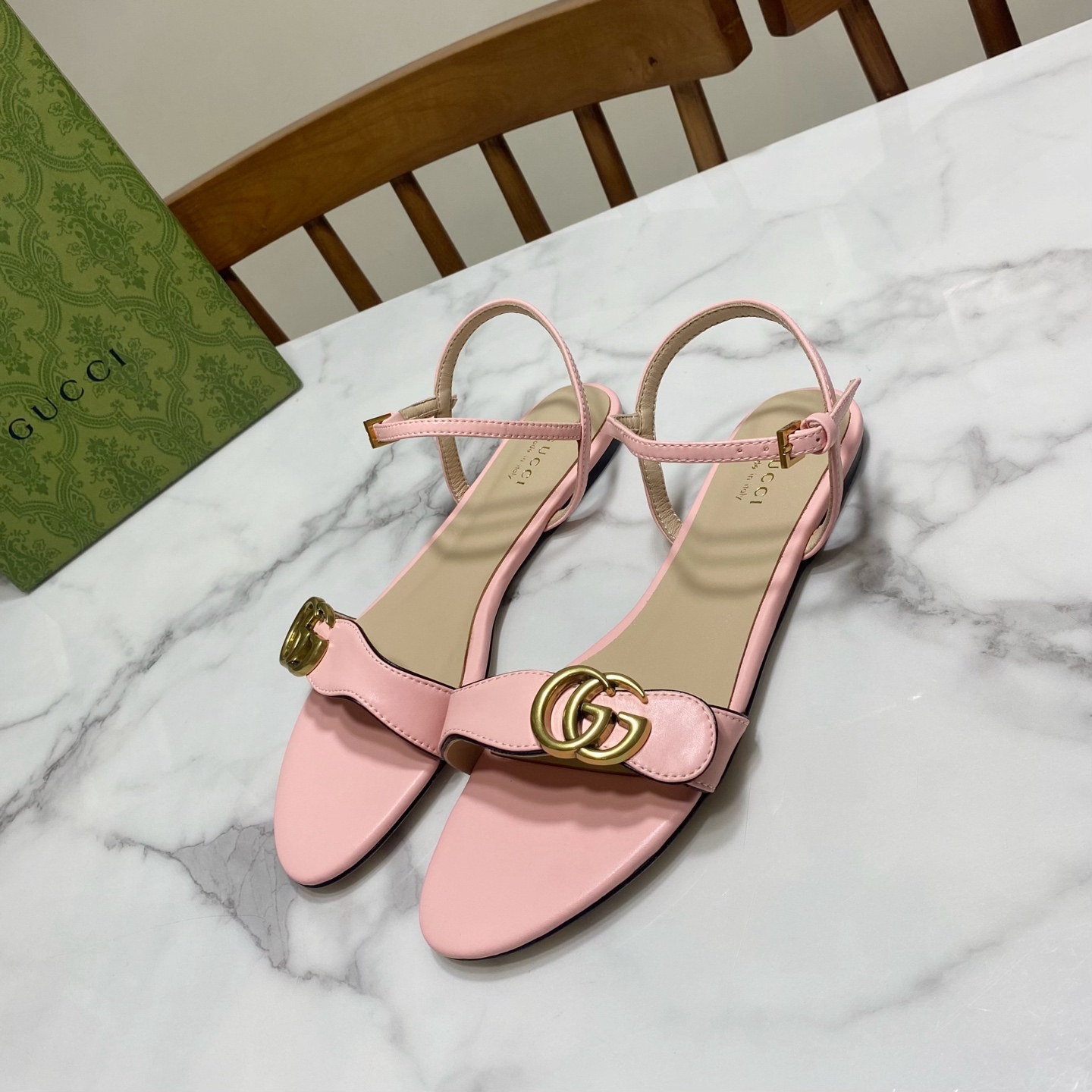 NO:418757,Gucci classic one-strip and thick heel sandals, original version developed 1:1, super positive last, super beautiful foot, must-have item in summer, top layer cowhide ｜ Golden/silver film leather, inner mat is sheepskin, genuine leather sole Size35-39 (customized for size 40.41.42, no return or exchange), sandals, gucci, sandals, cowhide, sheepskin19860909Gucci 古奇 经典一字带·粗跟凉鞋,原版1:1开发,楦型超正,上脚超美,夏季必入手单品 鞋面头层牛皮 ｜ 金色/银色贴膜皮,里垫为绵羊皮,真皮底 Size35—39码(40.41.42码定做,不退换),凉鞋,gucci,sandals,cowhide,sheepskin,Women's Shoes