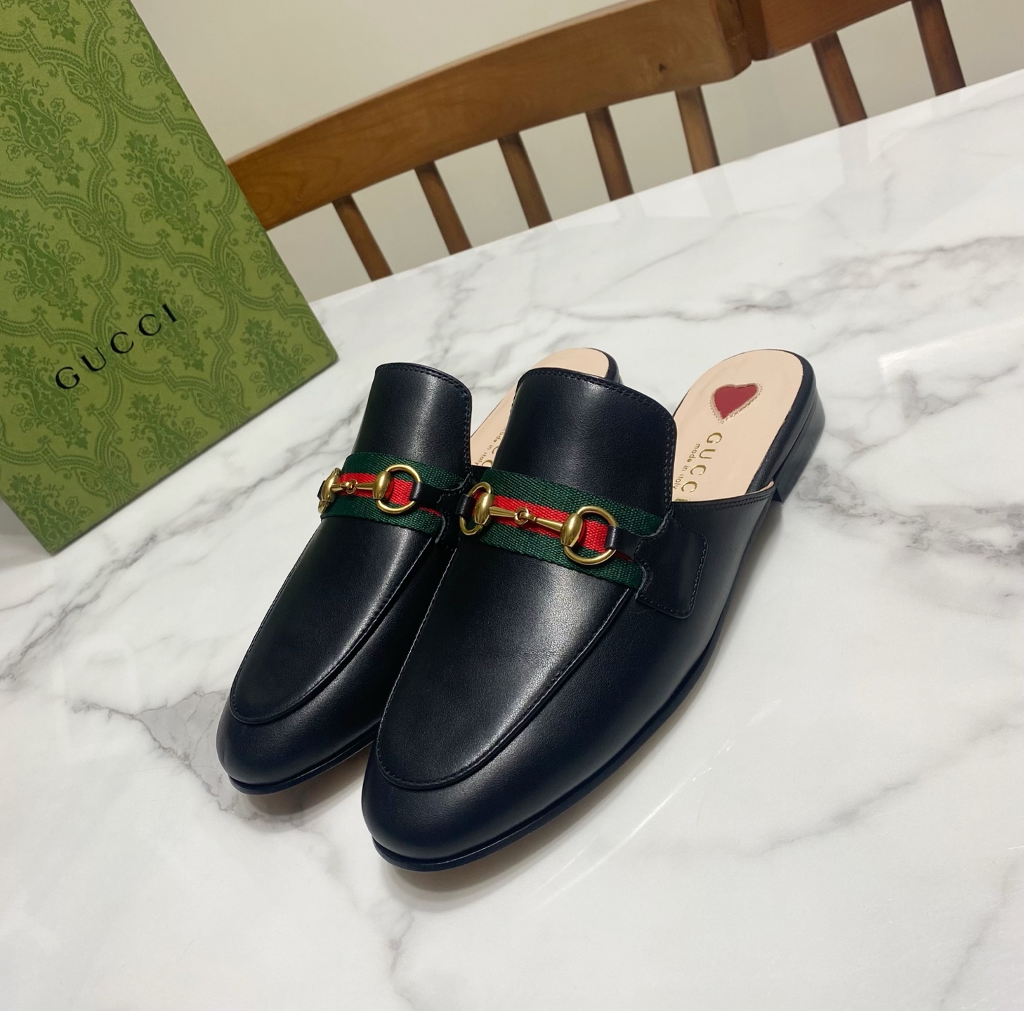 NO:692555,Gucci Gucci classic unbeatable toe-toe flip flops, the same style shown by Ni Ni and Yang Mi, the best-selling style every summer. The upper is calfskin, the lining is sheepskin, and the genuine leather bottom. The size is 35-40 yards (41, 42 yards can be customized, non-returnable), half drag, gucci, cowhide, sheepskin19860909Gucci 古奇 经典不败款包头拖,倪妮.杨幂同款秀,每年夏季的热卖款 鞋面为小牛皮,里垫为羊皮,真皮底 码数35—40码 (41,42码可定做,不退换）,半拖,gucci,cowhide,sheepskin,Women's Shoes