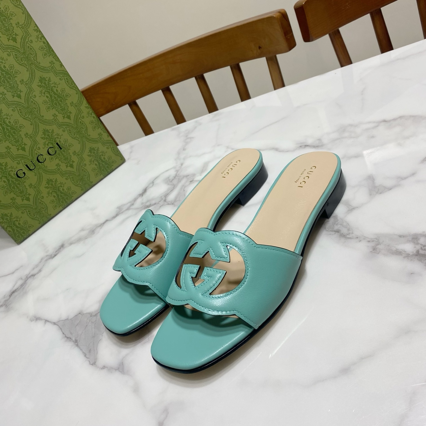 NO:692675,Gucci Gucci's latest summer double flat slippers, popular hollow relief design, highlight the small sexy, 1:1 replica of the original, delicate and good-looking on the feet, upper grain sheepskin/stone grain cowhide/Sheep Beijing, head pad is goatskin, genuine leather bottom Size 35-40 (34.41.42.43 size custom-made, non-returnable), slippers, gucci, slippers, cowhide, sheepskin, sheep19860909Gucci古奇 夏季最新款双平底拖,爆款镂空浮雕设计,凸显小性感,原版1:1复刻,上脚秀气好看 鞋面粒面羊皮/石头纹牛皮/羊京,头里垫为山羊皮,真皮底 Size35—40码（34.41.42.43码定做,不退换）,拖鞋,gucci,slippers,cowhide,sheepskin,sheep,Women's Shoes