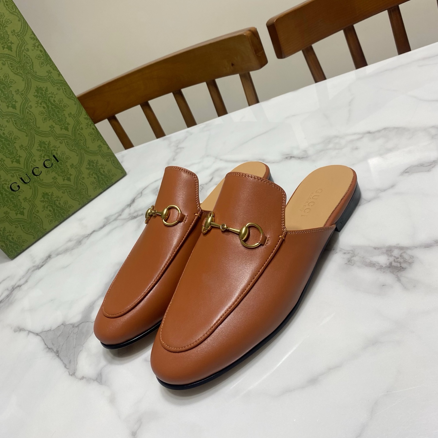 NO:692534,Gucci Gucci classic unbeatable toe-toe flip flops, the same style shown by Ni Ni and Yang Mi, the best-selling style every summer. The upper is calfskin, the lining is water-dyed cowhide, the leather outsole, the size is 35-40 yards (41, 42 yards can be customized, non-returnable), half drag, gucci, cowhide, Leather soles19860909Gucci 古奇 经典不败款包头拖,倪妮.杨幂同款秀,每年夏季的热卖款 鞋面为小牛皮,里垫为水染牛皮,真皮大底 码数35—40码(41,42码可定做,不退换）,半拖,gucci,cowhide,Leather soles,Women's Shoes