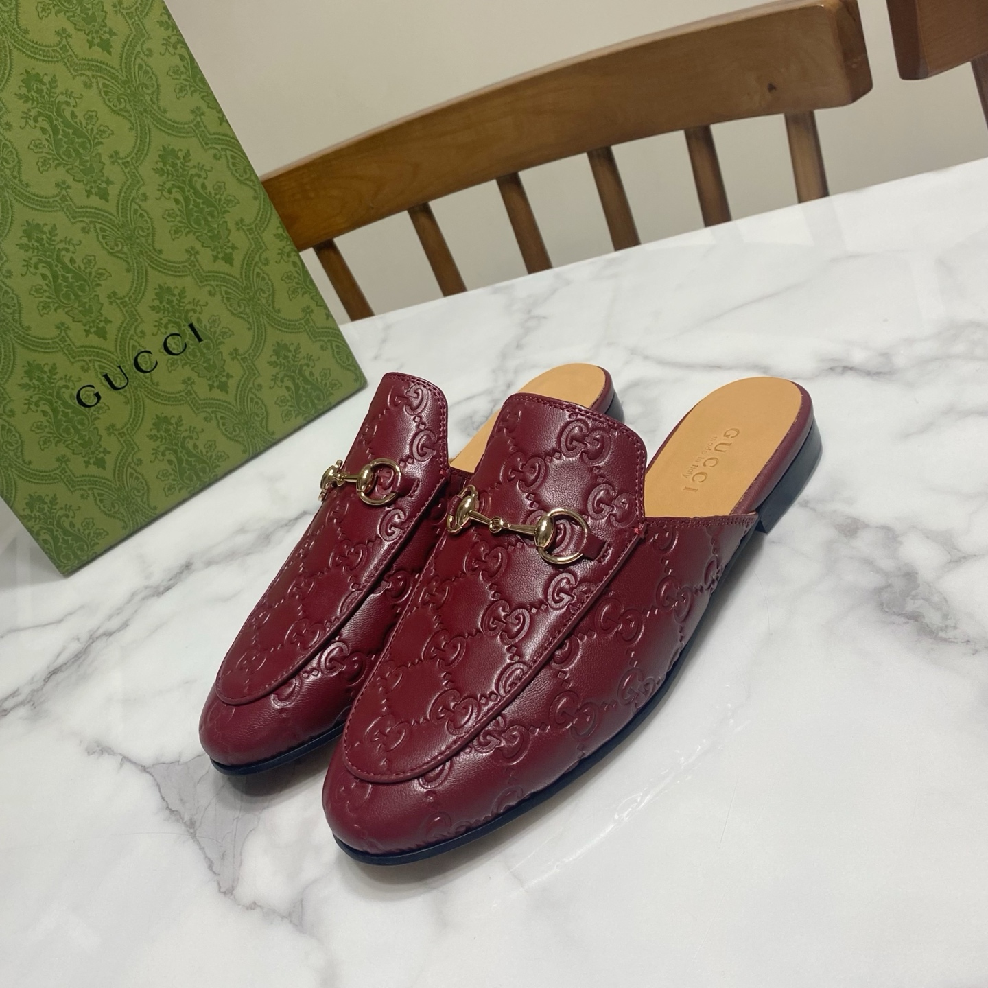 NO:692537,Gucci Gucci classic unbeatable toe-toe flip flops, the same style shown by Ni Ni and Yang Mi, the best-selling style every summer. The upper is embossed cowhide, the lining is water-dyed cowhide, and the genuine leather bottom. Sizes 35-40 (41, 42 sizes can be customized, non-refundable), half drag, gucci, cowhide19860909Gucci 古奇 经典不败款包头拖,倪妮.杨幂同款秀,每年夏季的热卖款 鞋面为压花 牛皮,里垫为水染牛皮,真皮底 码数35—40码(41,42码可定做,不退换）,半拖,gucci,cowhide,Women's Shoes