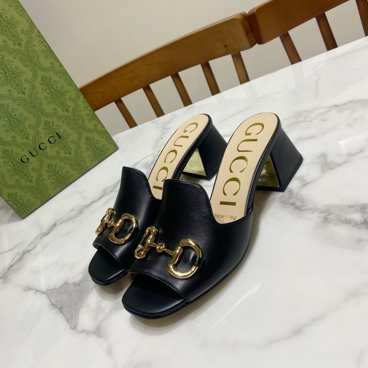 NO:692454,Gucci Early spring ugly chunky heel and half drag, fashionable and retro. Versatile and durable. The upper is made of full-grain sheepskin | original custom denim | golden burst leather, the lining is goatskin, the genuine leather outsole, the heel is electroplated sheepskin, and the original custom hardware horsebit buckle. The heel height is 5.5CM  Size35-39 (34.40.41.42.43 customized, non-returnable), slippers, gucci, slippers, sheepskin, Leather soles19860909Gucci 古奇 早春丑萌粗跟半拖,时尚复古.百搭耐看 鞋面为全粒面羊皮｜原版定制牛仔布｜金色爆裂皮,里垫为山羊皮,真皮大底,鞋跟为电镀羊皮包边,原版定制五金马衔扣 跟高5.5CM Size35—39码（34.40.41.42.43定做,不退换）,拖鞋,gucci,slippers,sheepskin,Leather soles,Women's Shoes