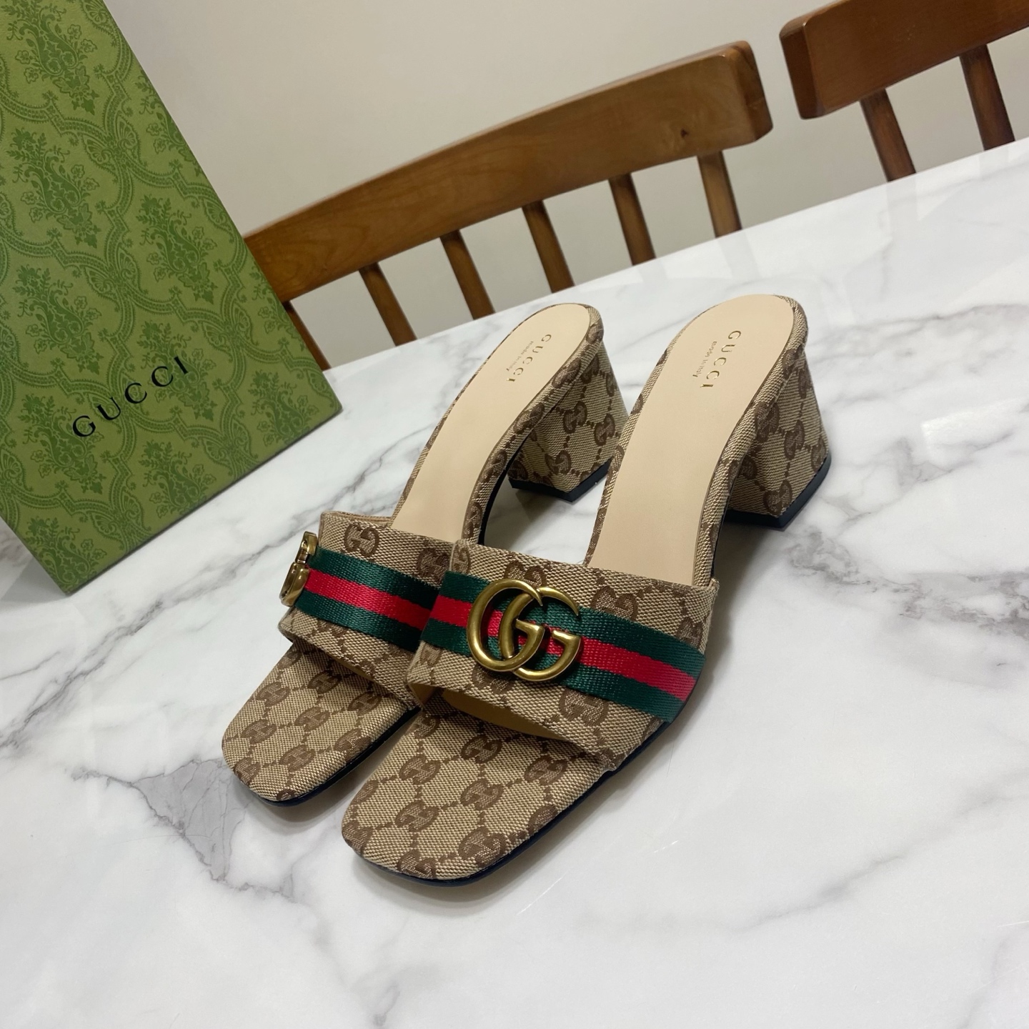NO:692444,Gucci square toe thick heel sandals, classic double buckle combination, consistently fashionable, simple, elegant and versatile. The upper is mixed sheepskin/cloth, the lining is water-dyed sheepskin, the genuine leather outsole, the original development hardware buckle, the heel height is 6.5CM, the size is 35-40 (34.40.41.42.43 is custom-made, non-returnable), slippers, gucci, slippers, sheepskin, Leather soles19860909Gucci 古奇 方头粗跟凉拖鞋,经典双扣搭配,一贯的时尚.简约.大气.百搭 鞋面混种羊皮/布,里垫为水染羊皮,真皮大底,原版开发五金饰扣 跟高6.5CM 码数35—40码（34.40.41.42.43码订做,不退换）,拖鞋,gucci,slippers,sheepskin,Leather soles,Women's Shoes