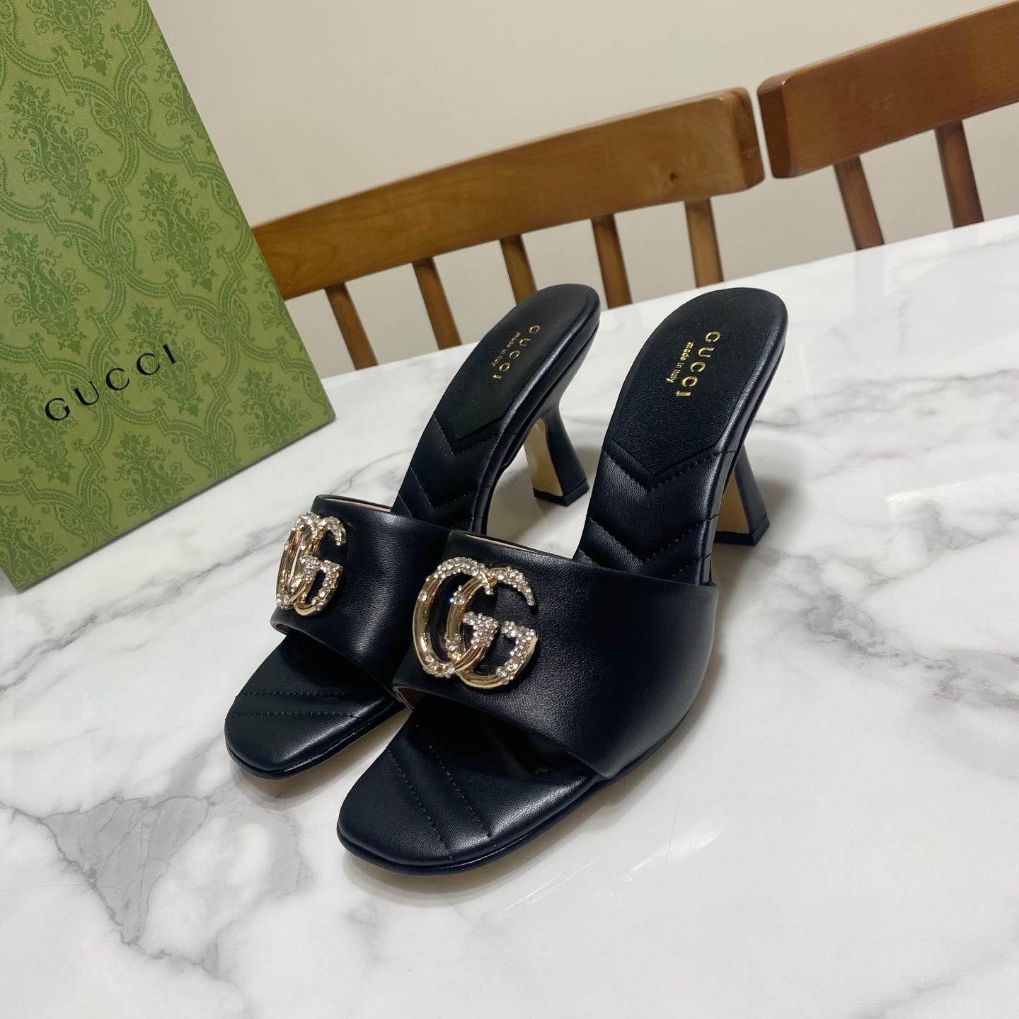 NO:692415,Gucci Gucci early spring best-selling rhombus high-heeled sandals, 1:1 replica of the original version, all major stars and Internet celebrities have planted grass, fashionable and luxurious, novel and unique, comfortable on the feet. Whitening and slimming Upper sheepskin | foil metal leather, lining is goatskin, genuine leather outsole, original hardware diamond buckle Heel height 7.5CM  Size35-39 (34.40.41.42.43 can be customized, non-returnable), slippers, gucci, slippers, sheepskin, Leather soles19860909Gucci 古奇 早春热卖款菱格纹高跟凉拖鞋,原版1:1复刻,各大明星.网红纷纷种草,时尚奢华,新颖别致,上脚舒适.显白显瘦 鞋面 绵羊皮｜贴膜金属皮,里垫为山羊皮,真皮大底,原版五金钻扣 跟高7.5CM Size35—39码（34.40.41.42.43可定做,不退换）,拖鞋,gucci,slippers,sheepskin,Leather soles,Women's Shoes