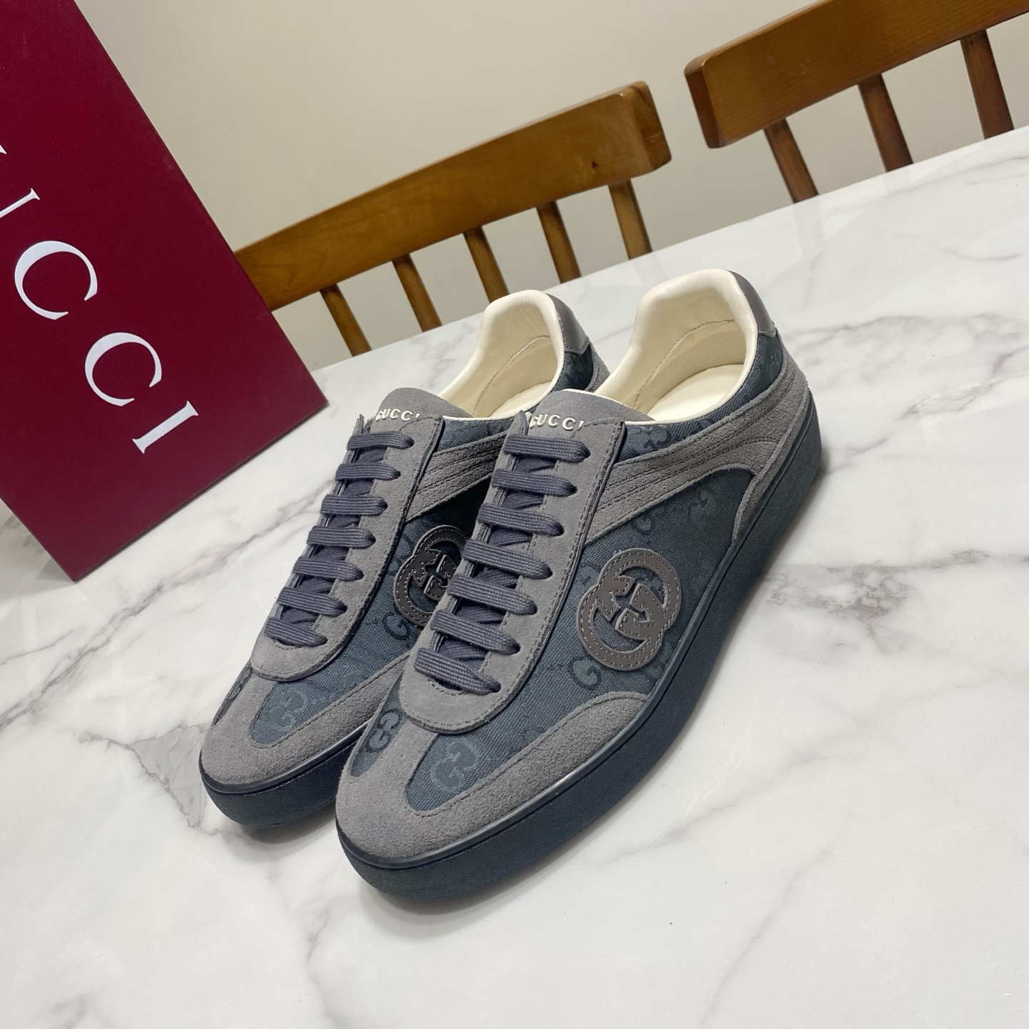 NO:668154,Gucci Gucci couple's moral training shoes, with contrasting stitching and color matching, full of three-dimensional layering, elegant shape, comfortable and versatile for the upper foot. The upper is made of nubuck leather fabric, the lining is original imported breathable mesh, injection molded integrated cowhide foot pads, TU outsole Size:  Women's size 35-40, men's size 39-44 (women's size 41. Men's size 45 is custom-made, non-returnable), casual shoes/sports shoes, gucci, sneakers, cowhide19860909Gucci 古奇 情侣款·德训鞋,拼接撞色搭配,立体层次感十足,版型秀气,上脚舒适百搭 鞋面为磨砂皮织布,内里为原版进口透气网里,注塑一体牛皮垫脚,TU大底 码数: 女款35-40码,男款39-44（女41.男45码定做,不退换）,休闲鞋/运动鞋,gucci,sneakers,cowhide,Women's Shoes